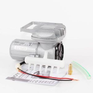 Aerator transport peste 12V Boyu 70 l/min, compresor aer 12V ideal pentru transportul pestilor, pompa aer 12 volti cu debit mare, eficienta si fiabila. Aerator transport peste 12V Boyu 70 l/min este solutia ideala pentru a asigura oxigenarea eficienta a apei in timpul transportului pestilor. Acest compresor aer 12V transport peste este recunoscut pentru performanta si fiabilitatea sa, oferind un debit mare de aer si un consum redus de energie. Caracteristici principale: Debit generos: Cu un debit de 70 litri pe minut, acest aerator 12V asigura o oxigenare adecvata a apei, mentinand pestii in conditii optime. Eficienta energetica: Pompa aer 12 volti Boyu este proiectata pentru a consuma putina energie, fiind ideala pentru utilizari prelungite. Versatilitate: Poate fi folosit atat pentru acvarii, cat si pentru iazuri sau crescatorii de peste, datorita capacitatii sale de a mentine oxigenarea la adancimi mari. Usor de utilizat: Alimentarea la 12V permite conectarea la bateria masinii, fiind perfecta pentru transportul pestilor vii. De asemenea, poate fi conectata la un acumulator sau un sistem de panouri solare pentru utilizare in aer liber. O buna pompa panouri foto voltaice. Durabilitate: Fabricat din aluminiu turnat, acest compresor aer 12V este extrem de rezistent si are o durata lunga de viata. Sistemul de racire eficient previne supraincalzirea, asigurand performante constante. Silentios: Designul avansat al aeratorului minimizeaza zgomotul, facandu-l potrivit pentru utilizari unde linistea este esentiala. Specificatii tehnice: Model: ACQ-903 Voltaj: 12V Presiune: 0,10 MPa Putere: 35W Debit: 70 litri/minut Dimensiuni: 198 x 94 x 115 mm Accesorii Incluse: Compresorul vine cu un teu distribuitor de aer si furtunuri compatibile pentru o instalare rapida si usoara. Avantaje: Debitul de aer mare asigura oxigenarea necesara pentru transportul pestilor Constructia robusta din aluminiu garanteaza durabilitate si fiabilitate Consum redus de energie ceea ce face pompa eficienta din punct de vedere energetic Usor de instalat si de folosit, fie in vehicul, fie in locatii fixe Functionare silentioasa datorita tehnologiei avansate de reducere a zgomotului Concluzie: ​ Acest aerator transport peste 12V Boyu 70 l/min este alegerea perfecta pentru acvaristi si proprietarii de crescatorii de peste care au nevoie de un compresor de aer 12V eficient si fiabil. Cu performante remarcabile si o constructie durabila, acest aerator 12V asigura oxigenarea optima a apei, fie ca este vorba de transportul pestilor sau de mentinerea conditiilor ideale in acvarii si iazuri.