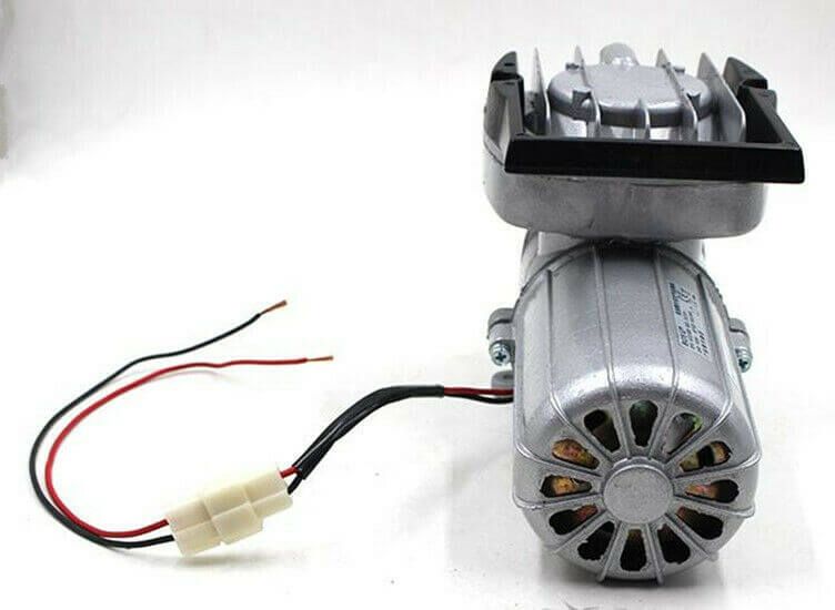 Compresor aer 12V acvariu iaz transport 120 L/min 4 Compresor aer 12V acvariu iaz transport 120 L/min, ideal pentru aerare piscicola, compresor aer transport peste, aerator 12V, pompa aer 12V fiabila Descopera eficienta si fiabilitatea compresorului aer 12V acvariu iaz transport 120 L/min, ideal pentru aerare piscicola. Acest compresor aer transport peste, cu un debit impresionant de 120 litri pe minut, este solutia perfecta pentru oxigenarea apei in acvarii, iazuri si in timpul transportului pestelui viu. Acest aerator 12V este esential pentru orice sistem de aerare, asigurand oxigenul necesar pentru sanatatea pestilor tai. Functioneaza la 12V, ceea ce il face usor de conectat la bateria masinii sau la un panou solar, fiind perfect pentru utilizarea in aer liber sau in timpul transportului piscicol. Caracteristici cheie ale compresorului aer 12V: Performanta superioara: Debit de 120 litri pe minut pentru o aerare optima. Versatilitate: Ideal pentru acvarii, iazuri, crescatorii de peste si transportul piscicol. Constructie durabila: Carcasa din aluminiu turnat pentru o dispersie excelenta a caldurii. Eficienta energetica: Consum redus de energie si intretinere minima, fara utilizarea uleiului. Presiune ridicata: Performante remarcabile la adancimi de pana la 3 metri. Acest compresor de aer 12V este proiectat pentru a rezista la uzura, cu frecare redusa in camera pistonului, garantand durabilitatea si eficienta in utilizare. Pachetul include compresorul, un teu distribuitor de aer cu iesiri pentru furtun de 4/6 mm si furtunul necesar pentru conectare. Specificatii tehnice: Brand: BOYU Model: ACQ-906 Voltaj: 12 V Numarul iesirilor de aer: 1 iesire Presiune: 0,12 MPa Putere: 60 W Debit aerare/minut: 120 litri pe minut Accesorii Incluse: Compresorul vine cu un teu distribuitor de aer si furtunuri compatibile pentru o instalare rapida si usoara. Dimensiuni: 233 x 110 x 133 mm Alege compresorul aer 12V acvariu iaz transport 120 L/min pentru o solutie fiabila, eficienta si economica de aerare si oxigenare a apei. Acest compresor este solutia ideala pentru a mentine un mediu acvatic sanatos si bine oxigenat, fie ca este vorba de acvarii, iazuri sau transportul pestilor. Designul sau robust si eficient asigura o performanta constanta si de inalta calitate. Cu un debit de aer generos si o constructie durabila, acest model ofera fiabilitate si usurinta in utilizare, fiind un element esential in gestionarea optima a sistemelor de aerare piscicola. Ideal pentru cei care cauta o solutie profesionala si de incredere pentru nevoile acvatice.