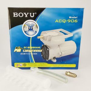 Compresor aer 12V acvariu iaz transport 120 L/min, ideal pentru aerare piscicola, compresor aer transport peste, aerator 12V, pompa aer 12V fiabila Descopera eficienta si fiabilitatea compresorului aer 12V acvariu iaz transport 120 L/min, ideal pentru aerare piscicola. Acest compresor aer transport peste, cu un debit impresionant de 120 litri pe minut, este solutia perfecta pentru oxigenarea apei in acvarii, iazuri si in timpul transportului pestelui viu. Acest aerator 12V este esential pentru orice sistem de aerare, asigurand oxigenul necesar pentru sanatatea pestilor tai. Functioneaza la 12V, ceea ce il face usor de conectat la bateria masinii sau la un panou solar, fiind perfect pentru utilizarea in aer liber sau in timpul transportului piscicol. Caracteristici cheie ale compresorului aer 12V: Performanta superioara: Debit de 120 litri pe minut pentru o aerare optima. Versatilitate: Ideal pentru acvarii, iazuri, crescatorii de peste si transportul piscicol. Constructie durabila: Carcasa din aluminiu turnat pentru o dispersie excelenta a caldurii. Eficienta energetica: Consum redus de energie si intretinere minima, fara utilizarea uleiului. Presiune ridicata: Performante remarcabile la adancimi de pana la 3 metri. ​ Acest compresor de aer 12V este proiectat pentru a rezista la uzura, cu frecare redusa in camera pistonului, garantand durabilitatea si eficienta in utilizare. Pachetul include compresorul, un teu distribuitor de aer cu iesiri pentru furtun de 4/6 mm si furtunul necesar pentru conectare. Specificatii tehnice: Brand: BOYU Model: ACQ-906 Voltaj: 12 V Numarul iesirilor de aer: 1 iesire Presiune: 0,12 MPa Putere: 60 W Debit aerare/minut: 120 litri pe minut Accesorii Incluse: Compresorul vine cu un teu distribuitor de aer si furtunuri compatibile pentru o instalare rapida si usoara. Dimensiuni: 233 x 110 x 133 mm Alege compresorul aer 12V acvariu iaz transport 120 L/min pentru o solutie fiabila, eficienta si economica de aerare si oxigenare a apei. Acest compresor este solutia ideala pentru a mentine un mediu acvatic sanatos si bine oxigenat, fie ca este vorba de acvarii, iazuri sau transportul pestilor. Designul sau robust si eficient asigura o performanta constanta si de inalta calitate. Cu un debit de aer generos si o constructie durabila, acest model ofera fiabilitate si usurinta in utilizare, fiind un element esential in gestionarea optima a sistemelor de aerare piscicola. Ideal pentru cei care cauta o solutie profesionala si de incredere pentru nevoile acvatice.