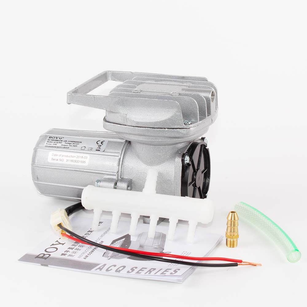 Compresor aer 12V acvariu iaz transport 120 L/min 9 Compresor aer 12V acvariu iaz transport 120 L/min, ideal pentru aerare piscicola, compresor aer transport peste, aerator 12V, pompa aer 12V fiabila Descopera eficienta si fiabilitatea compresorului aer 12V acvariu iaz transport 120 L/min, ideal pentru aerare piscicola. Acest compresor aer transport peste, cu un debit impresionant de 120 litri pe minut, este solutia perfecta pentru oxigenarea apei in acvarii, iazuri si in timpul transportului pestelui viu. Acest aerator 12V este esential pentru orice sistem de aerare, asigurand oxigenul necesar pentru sanatatea pestilor tai. Functioneaza la 12V, ceea ce il face usor de conectat la bateria masinii sau la un panou solar, fiind perfect pentru utilizarea in aer liber sau in timpul transportului piscicol. Caracteristici cheie ale compresorului aer 12V: Performanta superioara: Debit de 120 litri pe minut pentru o aerare optima. Versatilitate: Ideal pentru acvarii, iazuri, crescatorii de peste si transportul piscicol. Constructie durabila: Carcasa din aluminiu turnat pentru o dispersie excelenta a caldurii. Eficienta energetica: Consum redus de energie si intretinere minima, fara utilizarea uleiului. Presiune ridicata: Performante remarcabile la adancimi de pana la 3 metri. Acest compresor de aer 12V este proiectat pentru a rezista la uzura, cu frecare redusa in camera pistonului, garantand durabilitatea si eficienta in utilizare. Pachetul include compresorul, un teu distribuitor de aer cu iesiri pentru furtun de 4/6 mm si furtunul necesar pentru conectare. Specificatii tehnice: Brand: BOYU Model: ACQ-906 Voltaj: 12 V Numarul iesirilor de aer: 1 iesire Presiune: 0,12 MPa Putere: 60 W Debit aerare/minut: 120 litri pe minut Accesorii Incluse: Compresorul vine cu un teu distribuitor de aer si furtunuri compatibile pentru o instalare rapida si usoara. Dimensiuni: 233 x 110 x 133 mm Alege compresorul aer 12V acvariu iaz transport 120 L/min pentru o solutie fiabila, eficienta si economica de aerare si oxigenare a apei. Acest compresor este solutia ideala pentru a mentine un mediu acvatic sanatos si bine oxigenat, fie ca este vorba de acvarii, iazuri sau transportul pestilor. Designul sau robust si eficient asigura o performanta constanta si de inalta calitate. Cu un debit de aer generos si o constructie durabila, acest model ofera fiabilitate si usurinta in utilizare, fiind un element esential in gestionarea optima a sistemelor de aerare piscicola. Ideal pentru cei care cauta o solutie profesionala si de incredere pentru nevoile acvatice.