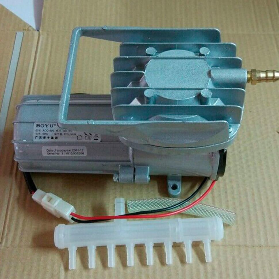 Compresor aer 12V acvariu iaz transport 120 L/min 10 Compresor aer 12V acvariu iaz transport 120 L/min, ideal pentru aerare piscicola, compresor aer transport peste, aerator 12V, pompa aer 12V fiabila Descopera eficienta si fiabilitatea compresorului aer 12V acvariu iaz transport 120 L/min, ideal pentru aerare piscicola. Acest compresor aer transport peste, cu un debit impresionant de 120 litri pe minut, este solutia perfecta pentru oxigenarea apei in acvarii, iazuri si in timpul transportului pestelui viu. Acest aerator 12V este esential pentru orice sistem de aerare, asigurand oxigenul necesar pentru sanatatea pestilor tai. Functioneaza la 12V, ceea ce il face usor de conectat la bateria masinii sau la un panou solar, fiind perfect pentru utilizarea in aer liber sau in timpul transportului piscicol. Caracteristici cheie ale compresorului aer 12V: Performanta superioara: Debit de 120 litri pe minut pentru o aerare optima. Versatilitate: Ideal pentru acvarii, iazuri, crescatorii de peste si transportul piscicol. Constructie durabila: Carcasa din aluminiu turnat pentru o dispersie excelenta a caldurii. Eficienta energetica: Consum redus de energie si intretinere minima, fara utilizarea uleiului. Presiune ridicata: Performante remarcabile la adancimi de pana la 3 metri. Acest compresor de aer 12V este proiectat pentru a rezista la uzura, cu frecare redusa in camera pistonului, garantand durabilitatea si eficienta in utilizare. Pachetul include compresorul, un teu distribuitor de aer cu iesiri pentru furtun de 4/6 mm si furtunul necesar pentru conectare. Specificatii tehnice: Brand: BOYU Model: ACQ-906 Voltaj: 12 V Numarul iesirilor de aer: 1 iesire Presiune: 0,12 MPa Putere: 60 W Debit aerare/minut: 120 litri pe minut Accesorii Incluse: Compresorul vine cu un teu distribuitor de aer si furtunuri compatibile pentru o instalare rapida si usoara. Dimensiuni: 233 x 110 x 133 mm Alege compresorul aer 12V acvariu iaz transport 120 L/min pentru o solutie fiabila, eficienta si economica de aerare si oxigenare a apei. Acest compresor este solutia ideala pentru a mentine un mediu acvatic sanatos si bine oxigenat, fie ca este vorba de acvarii, iazuri sau transportul pestilor. Designul sau robust si eficient asigura o performanta constanta si de inalta calitate. Cu un debit de aer generos si o constructie durabila, acest model ofera fiabilitate si usurinta in utilizare, fiind un element esential in gestionarea optima a sistemelor de aerare piscicola. Ideal pentru cei care cauta o solutie profesionala si de incredere pentru nevoile acvatice.
