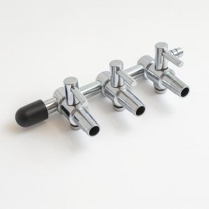 Distribuitor aer cu 3 iesiri si reglaj individual pe fiecare robinet de aer in parte. Teu metalic din crom care are la capat un dop de cauciuc ce da posibilitatea de unire cu alte distribuitoare similare in aceeasi retea. Distribuitor aer marca Boyu.