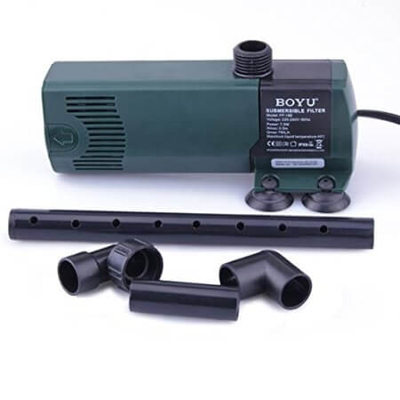 Filtru de apa pentru acvariu maxim 80 litri Boyu 15 Caracteristici esentiale ale filtrului Boyu FP-18E: Debit de 750 litri pe ora: Potrivit pentru acvarii de pana la 80 litri, acest filtru este capabil sa gestioneze volumul de apa printr-o circulatie de calitate, mentinand apa curata si proaspata. Filtrare in trei etape: Echipat cu burete si carbune activ, Boyu FP-18E elimina eficient particulele de impuritati si substantele daunatoare, asigurand o filtrare biologica si mecanica a apei. Ax de otel inoxidabil: Axul pompei este realizat din otel inoxidabil, fiind rezistent la uzura si ideal pentru utilizarea atat in apa dulce, cat si in cea sarata, fara a compromite calitatea filtrarii. Motor electric eficient si sigilat cu rasina: Proiectat pentru eficienta energetica, motorul submersibil de 7,5W este fiabil si protejat pentru a preveni infiltrarea apei, functionand in siguranta chiar si in cele mai solicitante conditii acvatice. Sprinkler integrat: Sprinklerul eliminator de curenti de apa reduce impactul fluxului asupra vietatilor acvatice, optimizand circulatia apei fara a perturba capacitatea de filtrare.