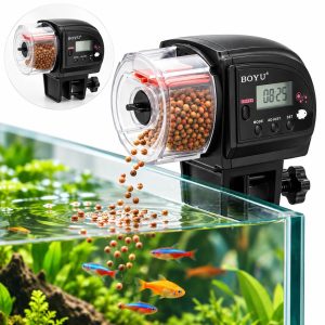 Hranitor automat acvariu Boyu ZW-66 montat pe acvariu si distribuind hrana pestilor