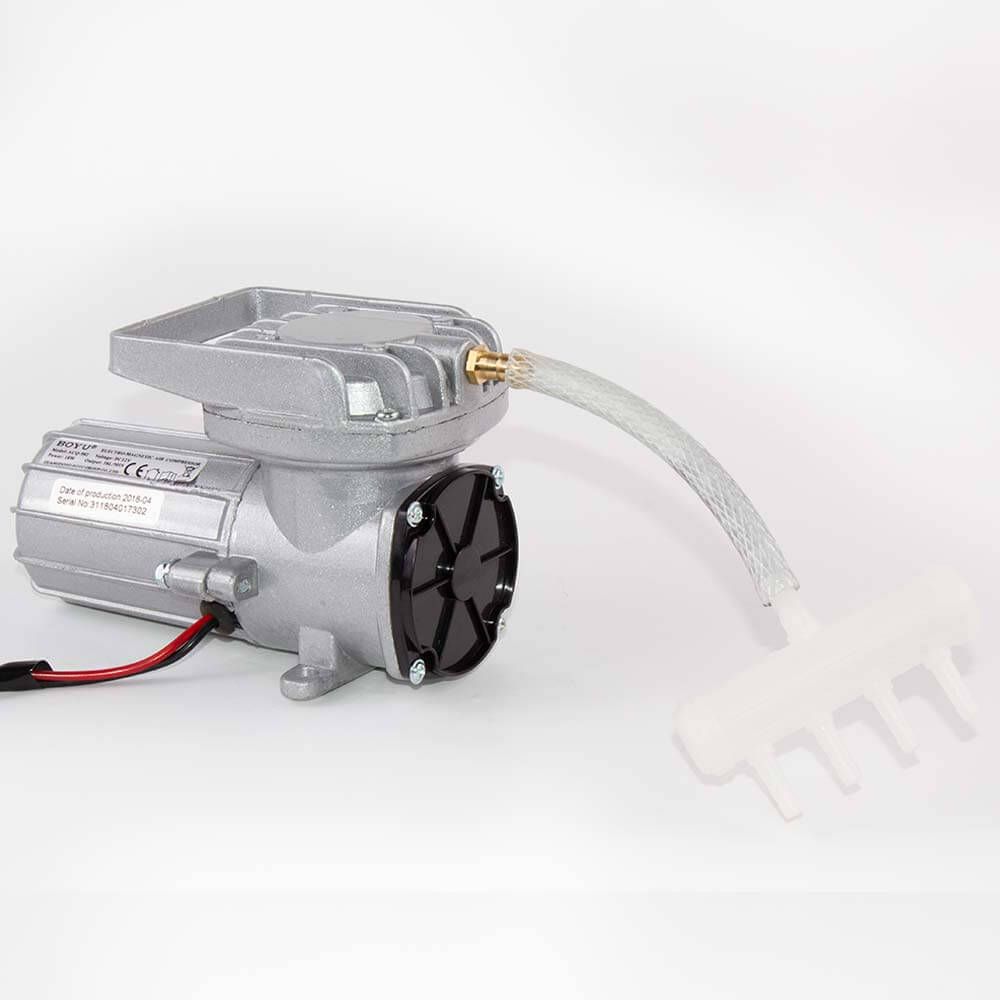 Pompa aer 12V pentru oxigenare 38 l/min 7 Pompa aer 12V pentru oxigenare 38 l/min acvariu, iaz, transport peste. Pompa aer 12v transport peste utilizata ca pompa de aer auto ce se poate conecta la 12V. Pompa aer 12V transport peste este vitala la transportul de peste viu. O veritabila pompa de aer auto ce aigura mobilitatea aerarii apei pe durata transportului pestelui. Un compresor de aer eficient. Sistem de aerare fiabil. Destinat asigurarii necesarului de aer atat la acvarii, iazuri, crescatorii de peste cat si ca pompa aer peste in cazul transportului de peste. Alimentarea fiind la 12 Volti pentru uzul casnic este necesara conectarea la un alimentator de 12 volti iar pentru transportul pestelui viu se va conecta la bateria masinii. Carcasa din aluminiu turnat extrem de fiabila ce asigura dispersia excelentă a căldurii, astfel ca temperatura aerului nu va fi afectata. Compresor de aer rezistent la uzura avand o frecare redusa la camera pistonului. Eficianta energetica ridicata. Compresorul nu consuma mult curent electric. Compresorul nu necesita intretinere suplimentara. Acesta nu lucreaza cu ulei si poate fi folosit inclusiv in ape adanci sau in camioane-cisterna pentru transportul de peste viu. Putand fi alimentat la 12 volti se poate conecta la un acumulator sau la un sistem de panouri solare. Este un furnizor de aer comprimat minunat pentru activități în aer liber. Presiunea ridicata a aerului face din acest compresor alegerea ideala. Pompa aer 12V pentru oxigenare 38 l/min cu performanțe remarcabile pentru adâncimea apei de 1 metru sau chiar mai adanca. In comparatie alte compresoare nu reusesc a administra aer la asemenea adancimi. Specificații: Brand: BOYU Model: ACQ-902 Voltaj: 12 V Numarul iesirilor de aer: 1 iesire Presiune: 0,06 MPa Putere: 18 W Debit aerare/ora: 38 Litri pe minut. Dimensiuni: 174 X 83 X 99. Pachetul contine: compresor teu distribuitor de aer cu 4 iesiri pentru furtun de 4 / 6mm furtunul ce cupleaza teul la compresor.
