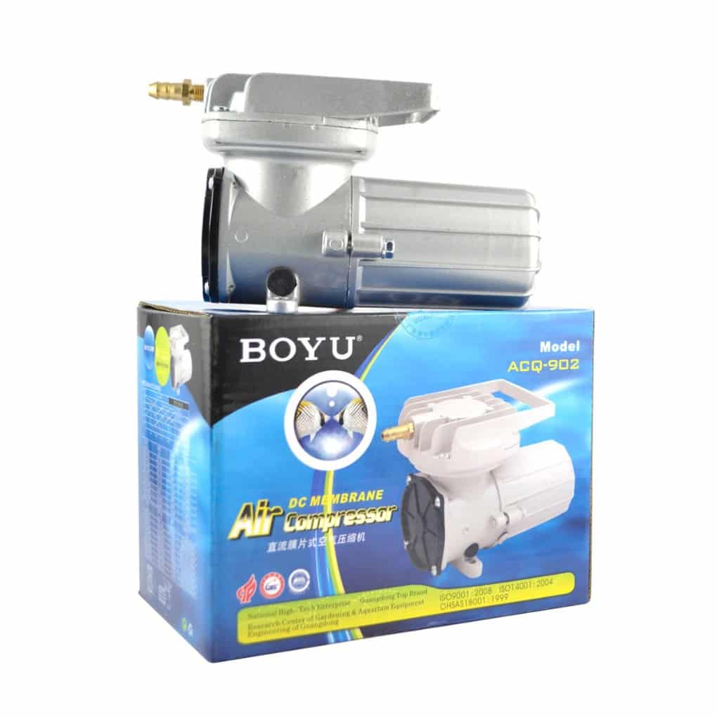 Pompa aer 12V pentru oxigenare 38 l/min 15 Pompa aer 12V pentru oxigenare 38 l/min acvariu, iaz, transport peste. Pompa aer 12v transport peste utilizata ca pompa de aer auto ce se poate conecta la 12V. Pompa aer 12V transport peste este vitala la transportul de peste viu. O veritabila pompa de aer auto ce aigura mobilitatea aerarii apei pe durata transportului pestelui. Un compresor de aer eficient. Sistem de aerare fiabil. Destinat asigurarii necesarului de aer atat la acvarii, iazuri, crescatorii de peste cat si ca pompa aer peste in cazul transportului de peste. Alimentarea fiind la 12 Volti pentru uzul casnic este necesara conectarea la un alimentator de 12 volti iar pentru transportul pestelui viu se va conecta la bateria masinii. Carcasa din aluminiu turnat extrem de fiabila ce asigura dispersia excelentă a căldurii, astfel ca temperatura aerului nu va fi afectata. Compresor de aer rezistent la uzura avand o frecare redusa la camera pistonului. Eficianta energetica ridicata. Compresorul nu consuma mult curent electric. Compresorul nu necesita intretinere suplimentara. Acesta nu lucreaza cu ulei si poate fi folosit inclusiv in ape adanci sau in camioane-cisterna pentru transportul de peste viu. Putand fi alimentat la 12 volti se poate conecta la un acumulator sau la un sistem de panouri solare. Este un furnizor de aer comprimat minunat pentru activități în aer liber. Presiunea ridicata a aerului face din acest compresor alegerea ideala. Pompa aer 12V pentru oxigenare 38 l/min cu performanțe remarcabile pentru adâncimea apei de 1 metru sau chiar mai adanca. In comparatie alte compresoare nu reusesc a administra aer la asemenea adancimi. Specificații: Brand: BOYU Model: ACQ-902 Voltaj: 12 V Numarul iesirilor de aer: 1 iesire Presiune: 0,06 MPa Putere: 18 W Debit aerare/ora: 38 Litri pe minut. Dimensiuni: 174 X 83 X 99. Pachetul contine: compresor teu distribuitor de aer cu 4 iesiri pentru furtun de 4 / 6mm furtunul ce cupleaza teul la compresor.