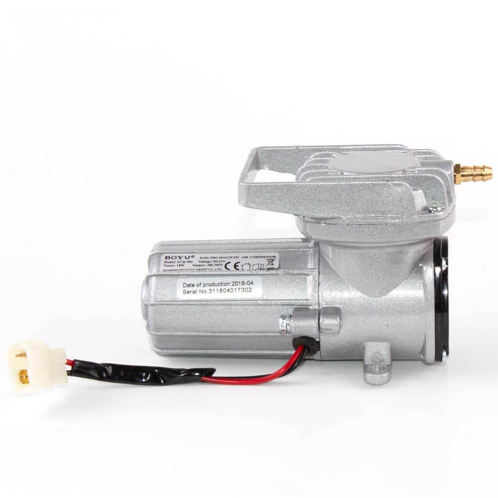 Pompa aer 12V pentru oxigenare 38 l/min 8 Pompa aer 12V pentru oxigenare 38 l/min acvariu, iaz, transport peste. Pompa aer 12v transport peste utilizata ca pompa de aer auto ce se poate conecta la 12V. Pompa aer 12V transport peste este vitala la transportul de peste viu. O veritabila pompa de aer auto ce aigura mobilitatea aerarii apei pe durata transportului pestelui. Un compresor de aer eficient. Sistem de aerare fiabil. Destinat asigurarii necesarului de aer atat la acvarii, iazuri, crescatorii de peste cat si ca pompa aer peste in cazul transportului de peste. Alimentarea fiind la 12 Volti pentru uzul casnic este necesara conectarea la un alimentator de 12 volti iar pentru transportul pestelui viu se va conecta la bateria masinii. Carcasa din aluminiu turnat extrem de fiabila ce asigura dispersia excelentă a căldurii, astfel ca temperatura aerului nu va fi afectata. Compresor de aer rezistent la uzura avand o frecare redusa la camera pistonului. Eficianta energetica ridicata. Compresorul nu consuma mult curent electric. Compresorul nu necesita intretinere suplimentara. Acesta nu lucreaza cu ulei si poate fi folosit inclusiv in ape adanci sau in camioane-cisterna pentru transportul de peste viu. Putand fi alimentat la 12 volti se poate conecta la un acumulator sau la un sistem de panouri solare. Este un furnizor de aer comprimat minunat pentru activități în aer liber. Presiunea ridicata a aerului face din acest compresor alegerea ideala. Pompa aer 12V pentru oxigenare 38 l/min cu performanțe remarcabile pentru adâncimea apei de 1 metru sau chiar mai adanca. In comparatie alte compresoare nu reusesc a administra aer la asemenea adancimi. Specificații: Brand: BOYU Model: ACQ-902 Voltaj: 12 V Numarul iesirilor de aer: 1 iesire Presiune: 0,06 MPa Putere: 18 W Debit aerare/ora: 38 Litri pe minut. Dimensiuni: 174 X 83 X 99. Pachetul contine: compresor teu distribuitor de aer cu 4 iesiri pentru furtun de 4 / 6mm furtunul ce cupleaza teul la compresor.