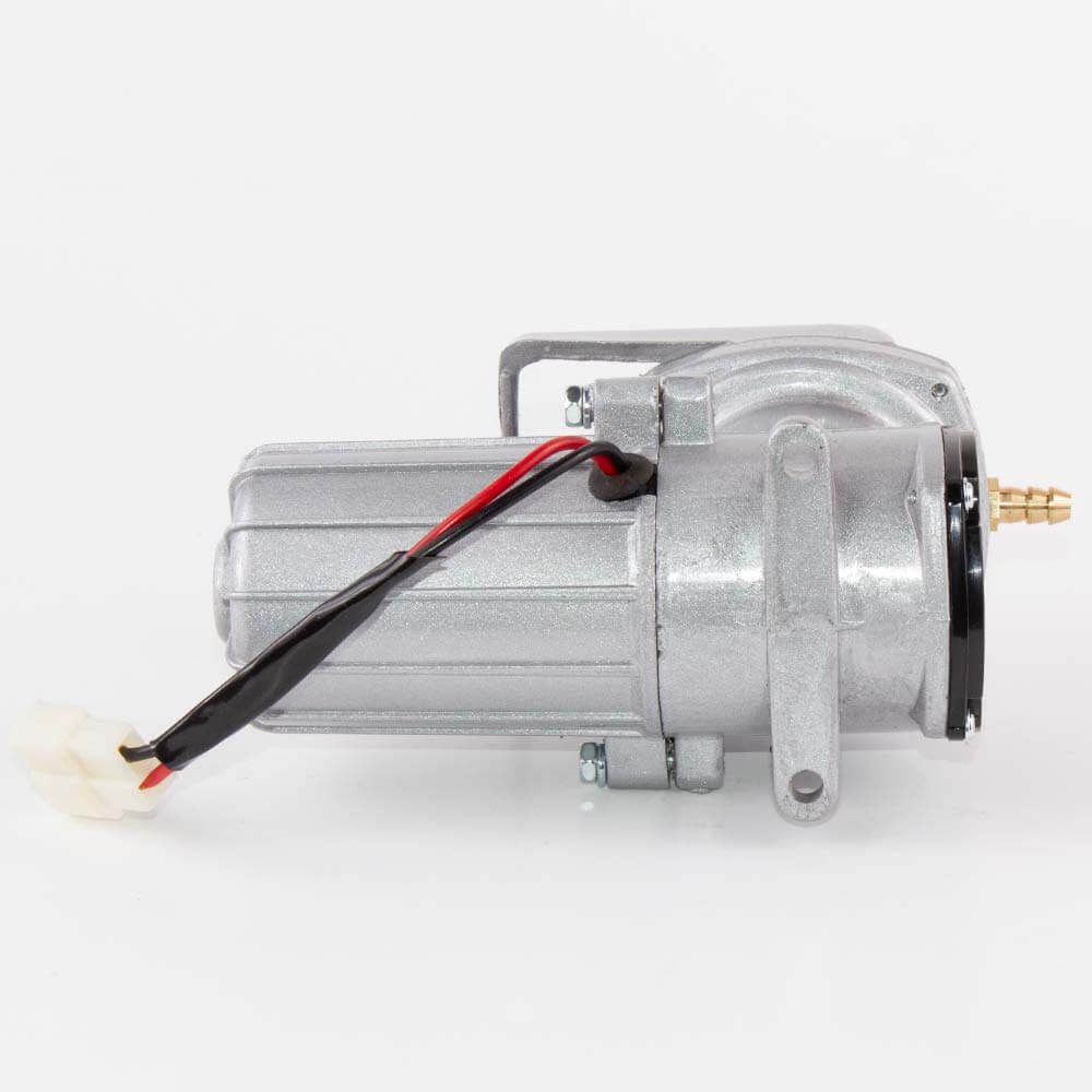 Pompa aer 12V pentru oxigenare 38 l/min 9 Pompa aer 12V pentru oxigenare 38 l/min acvariu, iaz, transport peste. Pompa aer 12v transport peste utilizata ca pompa de aer auto ce se poate conecta la 12V. Pompa aer 12V transport peste este vitala la transportul de peste viu. O veritabila pompa de aer auto ce aigura mobilitatea aerarii apei pe durata transportului pestelui. Un compresor de aer eficient. Sistem de aerare fiabil. Destinat asigurarii necesarului de aer atat la acvarii, iazuri, crescatorii de peste cat si ca pompa aer peste in cazul transportului de peste. Alimentarea fiind la 12 Volti pentru uzul casnic este necesara conectarea la un alimentator de 12 volti iar pentru transportul pestelui viu se va conecta la bateria masinii. Carcasa din aluminiu turnat extrem de fiabila ce asigura dispersia excelentă a căldurii, astfel ca temperatura aerului nu va fi afectata. Compresor de aer rezistent la uzura avand o frecare redusa la camera pistonului. Eficianta energetica ridicata. Compresorul nu consuma mult curent electric. Compresorul nu necesita intretinere suplimentara. Acesta nu lucreaza cu ulei si poate fi folosit inclusiv in ape adanci sau in camioane-cisterna pentru transportul de peste viu. Putand fi alimentat la 12 volti se poate conecta la un acumulator sau la un sistem de panouri solare. Este un furnizor de aer comprimat minunat pentru activități în aer liber. Presiunea ridicata a aerului face din acest compresor alegerea ideala. Pompa aer 12V pentru oxigenare 38 l/min cu performanțe remarcabile pentru adâncimea apei de 1 metru sau chiar mai adanca. In comparatie alte compresoare nu reusesc a administra aer la asemenea adancimi. Specificații: Brand: BOYU Model: ACQ-902 Voltaj: 12 V Numarul iesirilor de aer: 1 iesire Presiune: 0,06 MPa Putere: 18 W Debit aerare/ora: 38 Litri pe minut. Dimensiuni: 174 X 83 X 99. Pachetul contine: compresor teu distribuitor de aer cu 4 iesiri pentru furtun de 4 / 6mm furtunul ce cupleaza teul la compresor.