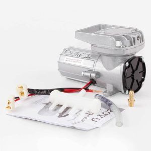 Pompa aer 12V pentru oxigenare 38 l/min acvariu, iaz, transport peste. Pompa aer 12v transport peste utilizata ca pompa de aer auto ce se poate conecta la 12V. Pompa aer 12V transport peste este vitala la transportul de peste viu. O veritabila pompa de aer auto ce aigura mobilitatea aerarii apei pe durata transportului pestelui. Un compresor de aer eficient. Sistem de aerare fiabil. Destinat asigurarii necesarului de aer atat la acvarii, iazuri, crescatorii de peste cat si ca pompa aer peste in cazul transportului de peste. Alimentarea fiind la 12 Volti pentru uzul casnic este necesara conectarea la un alimentator de 12 volti iar pentru transportul pestelui viu se va conecta la bateria masinii. Carcasa din aluminiu turnat extrem de fiabila ce asigura dispersia excelentă a căldurii, astfel ca temperatura aerului nu va fi afectata. Compresor de aer rezistent la uzura avand o frecare redusa la camera pistonului. Eficianta energetica ridicata. Compresorul nu consuma mult curent electric. Compresorul nu necesita intretinere suplimentara. Acesta nu lucreaza cu ulei si poate fi folosit inclusiv in ape adanci sau in camioane-cisterna pentru transportul de peste viu. Putand fi alimentat la 12 volti se poate conecta la un acumulator sau la un sistem de panouri solare. Este un furnizor de aer comprimat minunat pentru activități în aer liber. Presiunea ridicata a aerului face din acest compresor alegerea ideala. Pompa aer 12V pentru oxigenare 38 l/min cu performanțe remarcabile pentru adâncimea apei de 1 metru sau chiar mai adanca. In comparatie alte compresoare nu reusesc a administra aer la asemenea adancimi. Specificații: Brand: BOYU Model: ACQ-902 Voltaj: 12 V Numarul iesirilor de aer: 1 iesire Presiune: 0,06 MPa Putere: 18 W Debit aerare/ora: 38 Litri pe minut. Dimensiuni: 174 X 83 X 99. Pachetul contine: compresor teu distribuitor de aer cu 4 iesiri pentru furtun de 4 / 6mm furtunul ce cupleaza teul la compresor.