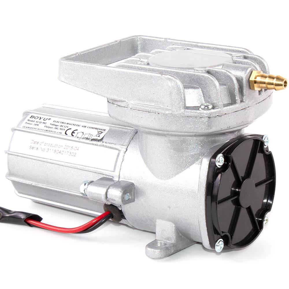 Pompa aer 12V pentru oxigenare 38 l/min 10 Pompa aer 12V pentru oxigenare 38 l/min acvariu, iaz, transport peste. Pompa aer 12v transport peste utilizata ca pompa de aer auto ce se poate conecta la 12V. Pompa aer 12V transport peste este vitala la transportul de peste viu. O veritabila pompa de aer auto ce aigura mobilitatea aerarii apei pe durata transportului pestelui. Un compresor de aer eficient. Sistem de aerare fiabil. Destinat asigurarii necesarului de aer atat la acvarii, iazuri, crescatorii de peste cat si ca pompa aer peste in cazul transportului de peste. Alimentarea fiind la 12 Volti pentru uzul casnic este necesara conectarea la un alimentator de 12 volti iar pentru transportul pestelui viu se va conecta la bateria masinii. Carcasa din aluminiu turnat extrem de fiabila ce asigura dispersia excelentă a căldurii, astfel ca temperatura aerului nu va fi afectata. Compresor de aer rezistent la uzura avand o frecare redusa la camera pistonului. Eficianta energetica ridicata. Compresorul nu consuma mult curent electric. Compresorul nu necesita intretinere suplimentara. Acesta nu lucreaza cu ulei si poate fi folosit inclusiv in ape adanci sau in camioane-cisterna pentru transportul de peste viu. Putand fi alimentat la 12 volti se poate conecta la un acumulator sau la un sistem de panouri solare. Este un furnizor de aer comprimat minunat pentru activități în aer liber. Presiunea ridicata a aerului face din acest compresor alegerea ideala. Pompa aer 12V pentru oxigenare 38 l/min cu performanțe remarcabile pentru adâncimea apei de 1 metru sau chiar mai adanca. In comparatie alte compresoare nu reusesc a administra aer la asemenea adancimi. Specificații: Brand: BOYU Model: ACQ-902 Voltaj: 12 V Numarul iesirilor de aer: 1 iesire Presiune: 0,06 MPa Putere: 18 W Debit aerare/ora: 38 Litri pe minut. Dimensiuni: 174 X 83 X 99. Pachetul contine: compresor teu distribuitor de aer cu 4 iesiri pentru furtun de 4 / 6mm furtunul ce cupleaza teul la compresor.