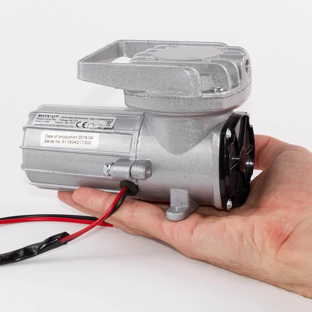 Pompa aer 12V pentru oxigenare 38 l/min 11 Pompa aer 12V pentru oxigenare 38 l/min acvariu, iaz, transport peste. Pompa aer 12v transport peste utilizata ca pompa de aer auto ce se poate conecta la 12V. Pompa aer 12V transport peste este vitala la transportul de peste viu. O veritabila pompa de aer auto ce aigura mobilitatea aerarii apei pe durata transportului pestelui. Un compresor de aer eficient. Sistem de aerare fiabil. Destinat asigurarii necesarului de aer atat la acvarii, iazuri, crescatorii de peste cat si ca pompa aer peste in cazul transportului de peste. Alimentarea fiind la 12 Volti pentru uzul casnic este necesara conectarea la un alimentator de 12 volti iar pentru transportul pestelui viu se va conecta la bateria masinii. Carcasa din aluminiu turnat extrem de fiabila ce asigura dispersia excelentă a căldurii, astfel ca temperatura aerului nu va fi afectata. Compresor de aer rezistent la uzura avand o frecare redusa la camera pistonului. Eficianta energetica ridicata. Compresorul nu consuma mult curent electric. Compresorul nu necesita intretinere suplimentara. Acesta nu lucreaza cu ulei si poate fi folosit inclusiv in ape adanci sau in camioane-cisterna pentru transportul de peste viu. Putand fi alimentat la 12 volti se poate conecta la un acumulator sau la un sistem de panouri solare. Este un furnizor de aer comprimat minunat pentru activități în aer liber. Presiunea ridicata a aerului face din acest compresor alegerea ideala. Pompa aer 12V pentru oxigenare 38 l/min cu performanțe remarcabile pentru adâncimea apei de 1 metru sau chiar mai adanca. In comparatie alte compresoare nu reusesc a administra aer la asemenea adancimi. Specificații: Brand: BOYU Model: ACQ-902 Voltaj: 12 V Numarul iesirilor de aer: 1 iesire Presiune: 0,06 MPa Putere: 18 W Debit aerare/ora: 38 Litri pe minut. Dimensiuni: 174 X 83 X 99. Pachetul contine: compresor teu distribuitor de aer cu 4 iesiri pentru furtun de 4 / 6mm furtunul ce cupleaza teul la compresor.