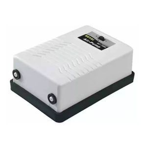 Pompa aer acvariu Boyu 2 iesiri 2 X 180 lph, un model de pompa de aer acvariu ideal pentru oxigenarea apei din acvariu, eficienta si fiabila. Pompa aer acvariu Boyu cu 2 iesiri constituie o solutie optima pentru oxigenarea apei din acvariu. Aceast model de pompa de aer acvariu are o durata lunga de viata, nivel redus de zgomot si este fiabila. Reglajul debitului de aer se realizaeza utilizand robineti de aer ce se vor achizitiona separat. Specificații Brand: BOYU Model: SC-7500 Voltaj: AC 230V Numarul ieșirilor de aer: 2 ieșiri. Putere: 3,5 W Debit aerare: 2 X 3 Litri pe minut. Presiune: 0,012 MPa Dimensiuni: 95 X 70 X 142 mm.