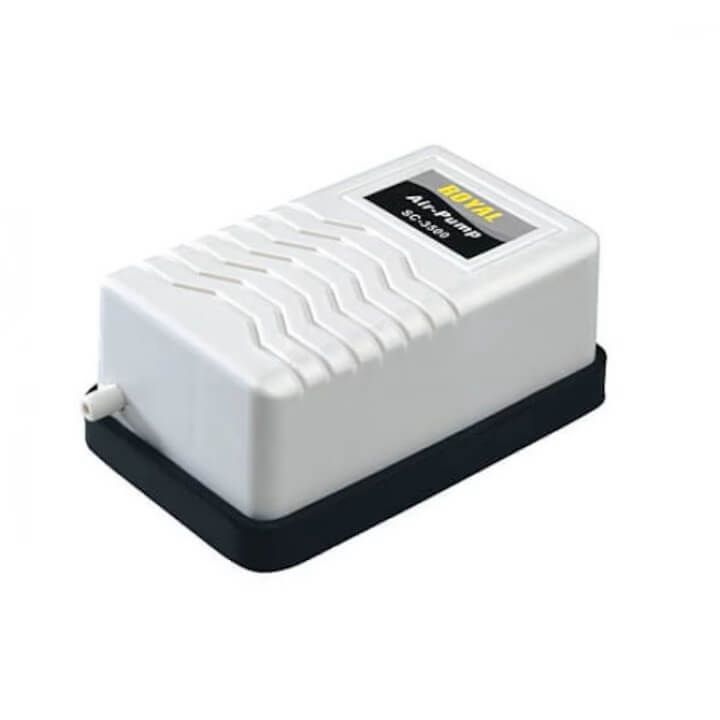 Pompa aer acvariu Boyu SC-3500 192 lph o iesire 2 Pompa aer acvariu Boyu SC-3500 192 lph, o iesire, asigura oxigen in acvariu. Pompa de aer acvariu la pret mic, eficienta si fiabila. Introduceti oxigen in acvariu achizitionand pompa aer acvariu Boyu SC-3500. Pompa de aer acvariu cu o putere de aerare de 3,2 litri pe minut. Design compact pentru o pompă de aer cu o durată lungă de viață și cu un consum mic de energie electrică. Pompă de aer pentru acvariu la un preț excelent ce posedă un sistem avansat de amortizare a vibrațiilor și un sistem de evacuare a aerului ce reduce semnificativ zgomotul. Specificații: Brand: BOYU Model: SC-3500 Voltaj: AC 230V Numărul ieșirilor de aer: 1 ieșire. Putere: 2,5 W Debit aerare: 192 litri pe ora ( 3,2 Litri pe minut ). Presiune: 0,012 MPa Dimensiuni: 75 X 50 X 120 mm. Pompele de aer reprezintă un element esențial în lumea acvariilor având un rol crucial în menținerea sănătății mediului subacvatic. Acestea furnizează oxigen necesar vieții peștilor și plantelor contribuind la menținerea unui nivel optim de oxigenare. Prin producerea bulelor de aer, pompele ajută la amestecarea apei, prevenind stratificarea și acumularea de deșeuri în partea de jos a acvariului. De asemenea, promovează circulația apei, prevenind stagnarea și asigurând distribuirea uniformă a substanțelor nutritive. Astfel, investiția într-o pompă de aer de calitate este esențială pentru menținerea unui mediu acvatic sănătos și echilibrat în acvariul tău.