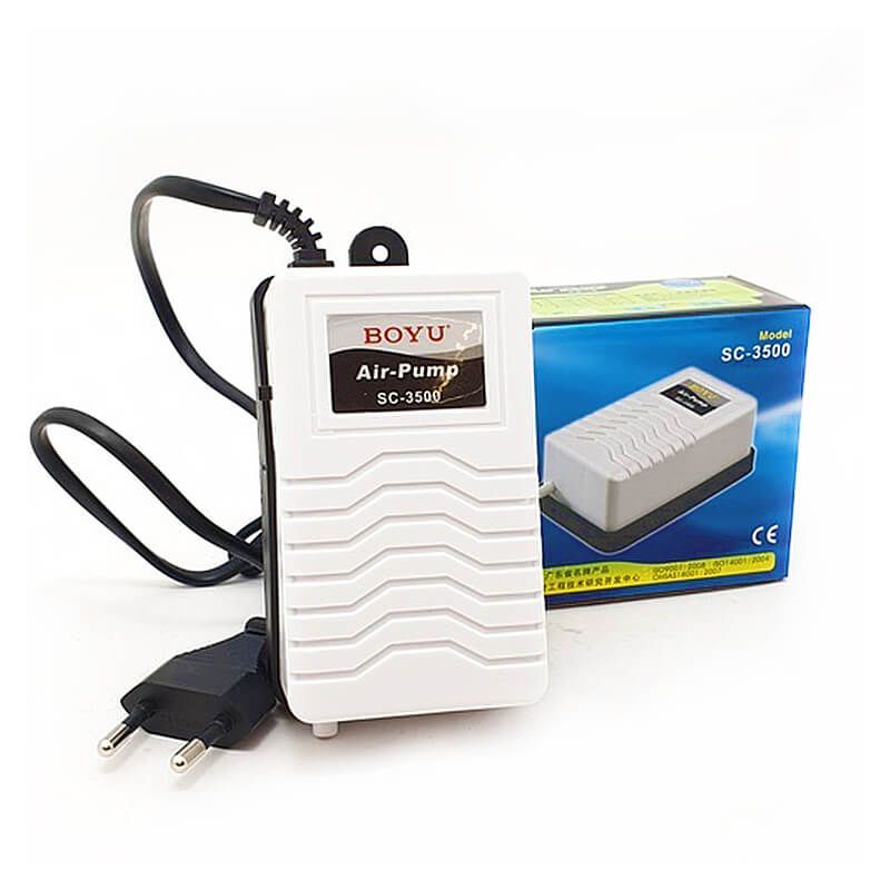Pompa aer acvariu Boyu SC-3500 192 lph o iesire 3 Pompa aer acvariu Boyu SC-3500 192 lph, o iesire, asigura oxigen in acvariu. Pompa de aer acvariu la pret mic, eficienta si fiabila. Introduceti oxigen in acvariu achizitionand pompa aer acvariu Boyu SC-3500. Pompa de aer acvariu cu o putere de aerare de 3,2 litri pe minut. Design compact pentru o pompă de aer cu o durată lungă de viață și cu un consum mic de energie electrică. Pompă de aer pentru acvariu la un preț excelent ce posedă un sistem avansat de amortizare a vibrațiilor și un sistem de evacuare a aerului ce reduce semnificativ zgomotul. Specificații: Brand: BOYU Model: SC-3500 Voltaj: AC 230V Numărul ieșirilor de aer: 1 ieșire. Putere: 2,5 W Debit aerare: 192 litri pe ora ( 3,2 Litri pe minut ). Presiune: 0,012 MPa Dimensiuni: 75 X 50 X 120 mm. Pompele de aer reprezintă un element esențial în lumea acvariilor având un rol crucial în menținerea sănătății mediului subacvatic. Acestea furnizează oxigen necesar vieții peștilor și plantelor contribuind la menținerea unui nivel optim de oxigenare. Prin producerea bulelor de aer, pompele ajută la amestecarea apei, prevenind stratificarea și acumularea de deșeuri în partea de jos a acvariului. De asemenea, promovează circulația apei, prevenind stagnarea și asigurând distribuirea uniformă a substanțelor nutritive. Astfel, investiția într-o pompă de aer de calitate este esențială pentru menținerea unui mediu acvatic sănătos și echilibrat în acvariul tău.