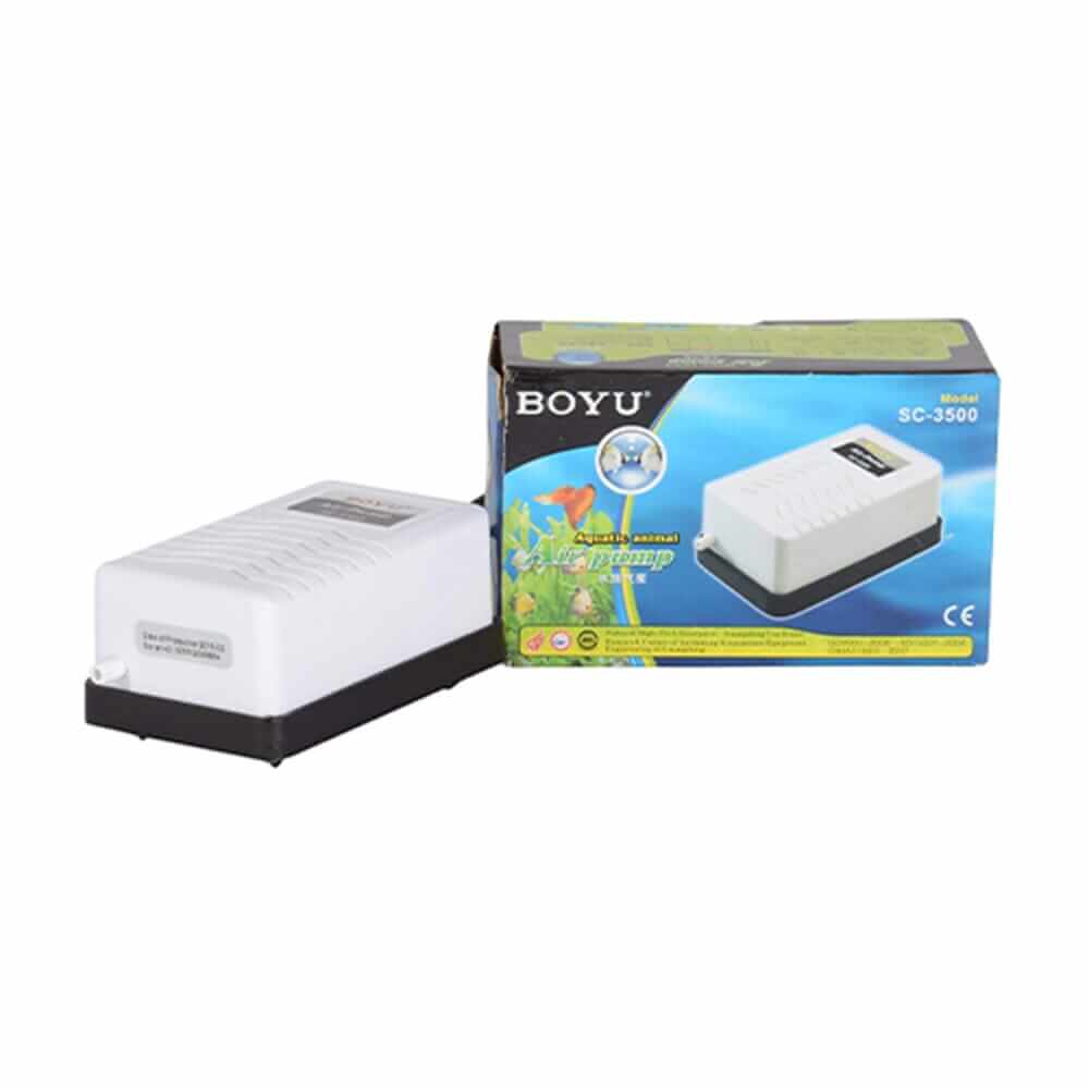 Pompa aer acvariu Boyu SC-3500 192 lph o iesire 4 Pompa aer acvariu Boyu SC-3500 192 lph, o iesire, asigura oxigen in acvariu. Pompa de aer acvariu la pret mic, eficienta si fiabila. Introduceti oxigen in acvariu achizitionand pompa aer acvariu Boyu SC-3500. Pompa de aer acvariu cu o putere de aerare de 3,2 litri pe minut. Design compact pentru o pompă de aer cu o durată lungă de viață și cu un consum mic de energie electrică. Pompă de aer pentru acvariu la un preț excelent ce posedă un sistem avansat de amortizare a vibrațiilor și un sistem de evacuare a aerului ce reduce semnificativ zgomotul. Specificații: Brand: BOYU Model: SC-3500 Voltaj: AC 230V Numărul ieșirilor de aer: 1 ieșire. Putere: 2,5 W Debit aerare: 192 litri pe ora ( 3,2 Litri pe minut ). Presiune: 0,012 MPa Dimensiuni: 75 X 50 X 120 mm. Pompele de aer reprezintă un element esențial în lumea acvariilor având un rol crucial în menținerea sănătății mediului subacvatic. Acestea furnizează oxigen necesar vieții peștilor și plantelor contribuind la menținerea unui nivel optim de oxigenare. Prin producerea bulelor de aer, pompele ajută la amestecarea apei, prevenind stratificarea și acumularea de deșeuri în partea de jos a acvariului. De asemenea, promovează circulația apei, prevenind stagnarea și asigurând distribuirea uniformă a substanțelor nutritive. Astfel, investiția într-o pompă de aer de calitate este esențială pentru menținerea unui mediu acvatic sănătos și echilibrat în acvariul tău.