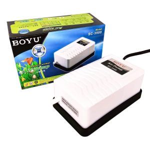 Pompa aer acvariu Boyu SC-3500 192 lph, o iesire, asigura oxigen in acvariu. Pompa de aer acvariu la pret mic, eficienta si fiabila. Introduceti oxigen in acvariu achizitionand pompa aer acvariu Boyu SC-3500. Pompa de aer acvariu cu o putere de aerare de 3,2 litri pe minut. Design compact pentru o pompă de aer cu o durată lungă de viață și cu un consum mic de energie electrică. Pompă de aer pentru acvariu la un preț excelent ce posedă un sistem avansat de amortizare a vibrațiilor și un sistem de evacuare a aerului ce reduce semnificativ zgomotul. Specificații: Brand: BOYU Model: SC-3500 Voltaj: AC 230V Numărul ieșirilor de aer: 1 ieșire. Putere: 2,5 W Debit aerare: 192 litri pe ora ( 3,2 Litri pe minut ). Presiune: 0,012 MPa Dimensiuni: 75 X 50 X 120 mm. Pompele de aer reprezintă un element esențial în lumea acvariilor având un rol crucial în menținerea sănătății mediului subacvatic. Acestea furnizează oxigen necesar vieții peștilor și plantelor contribuind la menținerea unui nivel optim de oxigenare. Prin producerea bulelor de aer, pompele ajută la amestecarea apei, prevenind stratificarea și acumularea de deșeuri în partea de jos a acvariului. De asemenea, promovează circulația apei, prevenind stagnarea și asigurând distribuirea uniformă a substanțelor nutritive. Astfel, investiția într-o pompă de aer de calitate este esențială pentru menținerea unui mediu acvatic sănătos și echilibrat în acvariul tău.