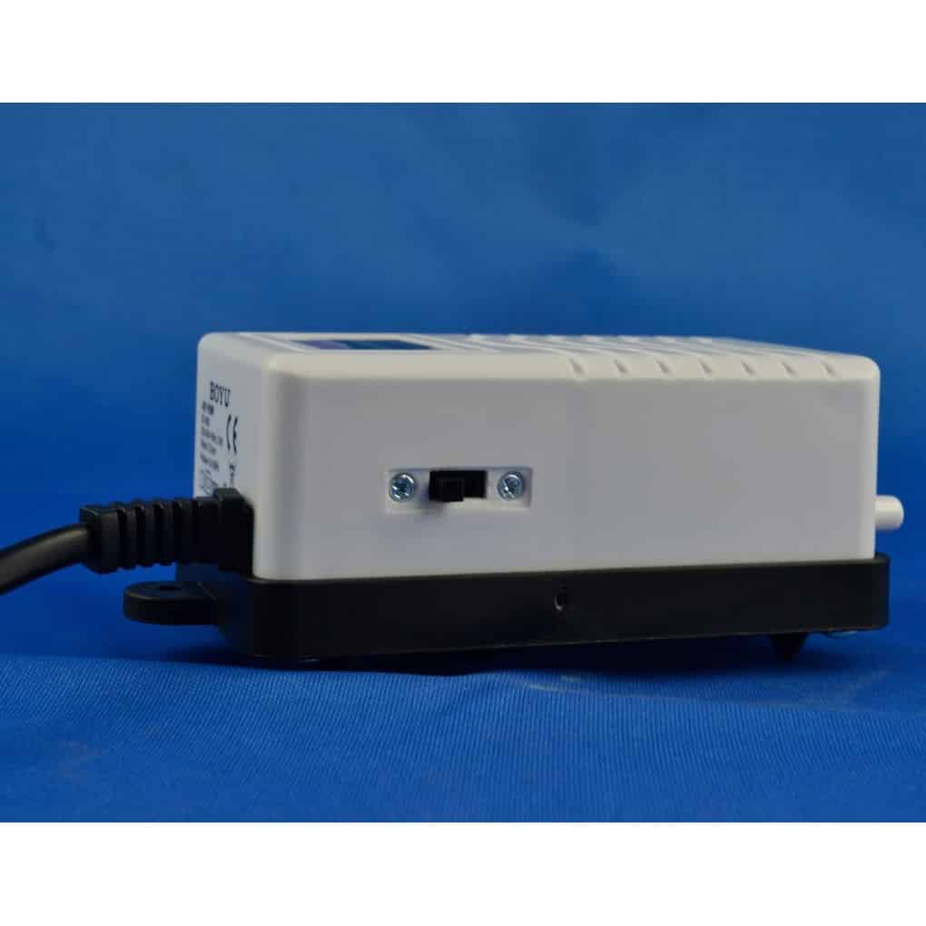Pompa aer acvariu Boyu SC-3500 192 lph o iesire 5 Pompa aer acvariu Boyu SC-3500 192 lph, o iesire, asigura oxigen in acvariu. Pompa de aer acvariu la pret mic, eficienta si fiabila. Introduceti oxigen in acvariu achizitionand pompa aer acvariu Boyu SC-3500. Pompa de aer acvariu cu o putere de aerare de 3,2 litri pe minut. Design compact pentru o pompă de aer cu o durată lungă de viață și cu un consum mic de energie electrică. Pompă de aer pentru acvariu la un preț excelent ce posedă un sistem avansat de amortizare a vibrațiilor și un sistem de evacuare a aerului ce reduce semnificativ zgomotul. Specificații: Brand: BOYU Model: SC-3500 Voltaj: AC 230V Numărul ieșirilor de aer: 1 ieșire. Putere: 2,5 W Debit aerare: 192 litri pe ora ( 3,2 Litri pe minut ). Presiune: 0,012 MPa Dimensiuni: 75 X 50 X 120 mm. Pompele de aer reprezintă un element esențial în lumea acvariilor având un rol crucial în menținerea sănătății mediului subacvatic. Acestea furnizează oxigen necesar vieții peștilor și plantelor contribuind la menținerea unui nivel optim de oxigenare. Prin producerea bulelor de aer, pompele ajută la amestecarea apei, prevenind stratificarea și acumularea de deșeuri în partea de jos a acvariului. De asemenea, promovează circulația apei, prevenind stagnarea și asigurând distribuirea uniformă a substanțelor nutritive. Astfel, investiția într-o pompă de aer de calitate este esențială pentru menținerea unui mediu acvatic sănătos și echilibrat în acvariul tău.