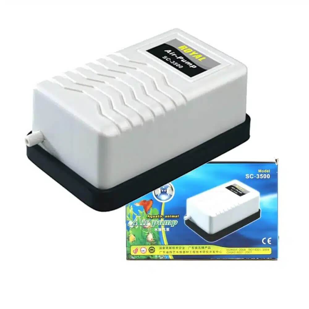 Pompa aer acvariu Boyu SC-3500 192 lph o iesire 6 Pompa aer acvariu Boyu SC-3500 192 lph, o iesire, asigura oxigen in acvariu. Pompa de aer acvariu la pret mic, eficienta si fiabila. Introduceti oxigen in acvariu achizitionand pompa aer acvariu Boyu SC-3500. Pompa de aer acvariu cu o putere de aerare de 3,2 litri pe minut. Design compact pentru o pompă de aer cu o durată lungă de viață și cu un consum mic de energie electrică. Pompă de aer pentru acvariu la un preț excelent ce posedă un sistem avansat de amortizare a vibrațiilor și un sistem de evacuare a aerului ce reduce semnificativ zgomotul. Specificații: Brand: BOYU Model: SC-3500 Voltaj: AC 230V Numărul ieșirilor de aer: 1 ieșire. Putere: 2,5 W Debit aerare: 192 litri pe ora ( 3,2 Litri pe minut ). Presiune: 0,012 MPa Dimensiuni: 75 X 50 X 120 mm. Pompele de aer reprezintă un element esențial în lumea acvariilor având un rol crucial în menținerea sănătății mediului subacvatic. Acestea furnizează oxigen necesar vieții peștilor și plantelor contribuind la menținerea unui nivel optim de oxigenare. Prin producerea bulelor de aer, pompele ajută la amestecarea apei, prevenind stratificarea și acumularea de deșeuri în partea de jos a acvariului. De asemenea, promovează circulația apei, prevenind stagnarea și asigurând distribuirea uniformă a substanțelor nutritive. Astfel, investiția într-o pompă de aer de calitate este esențială pentru menținerea unui mediu acvatic sănătos și echilibrat în acvariul tău.