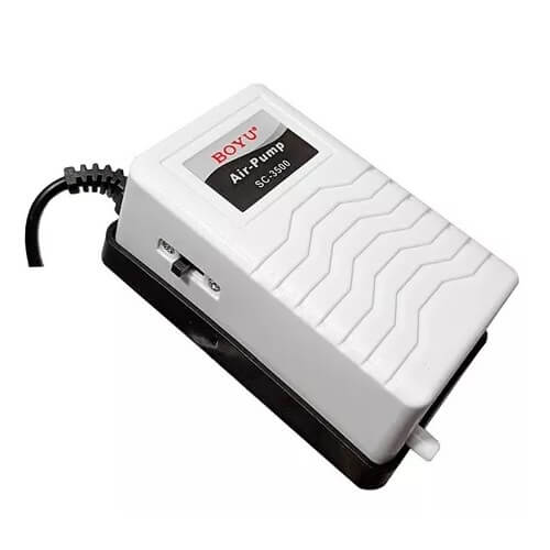 Pompa aer acvariu Boyu SC-3500 192 lph o iesire 7 Pompa aer acvariu Boyu SC-3500 192 lph, o iesire, asigura oxigen in acvariu. Pompa de aer acvariu la pret mic, eficienta si fiabila. Introduceti oxigen in acvariu achizitionand pompa aer acvariu Boyu SC-3500. Pompa de aer acvariu cu o putere de aerare de 3,2 litri pe minut. Design compact pentru o pompă de aer cu o durată lungă de viață și cu un consum mic de energie electrică. Pompă de aer pentru acvariu la un preț excelent ce posedă un sistem avansat de amortizare a vibrațiilor și un sistem de evacuare a aerului ce reduce semnificativ zgomotul. Specificații: Brand: BOYU Model: SC-3500 Voltaj: AC 230V Numărul ieșirilor de aer: 1 ieșire. Putere: 2,5 W Debit aerare: 192 litri pe ora ( 3,2 Litri pe minut ). Presiune: 0,012 MPa Dimensiuni: 75 X 50 X 120 mm. Pompele de aer reprezintă un element esențial în lumea acvariilor având un rol crucial în menținerea sănătății mediului subacvatic. Acestea furnizează oxigen necesar vieții peștilor și plantelor contribuind la menținerea unui nivel optim de oxigenare. Prin producerea bulelor de aer, pompele ajută la amestecarea apei, prevenind stratificarea și acumularea de deșeuri în partea de jos a acvariului. De asemenea, promovează circulația apei, prevenind stagnarea și asigurând distribuirea uniformă a substanțelor nutritive. Astfel, investiția într-o pompă de aer de calitate este esențială pentru menținerea unui mediu acvatic sănătos și echilibrat în acvariul tău.