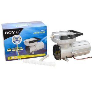Sistem aerare 12 volti Boyu 150 litri/minut pompa aer 12V, compresor aer 12V pentru transport peste. Super calitate cu debit generos. Sistemul de aerare 12 volti Boyu 150 litri/minut este alegerea ideala pentru cei care cauta o pompa aer 12V de inalta performanta. Acest compresor aer 12V este perfect pentru diverse aplicatii, inclusiv transportul pestilor vii, asigurand oxigenarea necesara in timpul calatoriilor. Cu un debit impresionant de 150 litri pe minut, acest compresor aer 12V pentru transport peste se situeaza in topul celor mai apreciate sisteme de aerare piscicole. Caracteristici principale: Debitul generos: Cu 150 litri pe minut, acest compresor aer 12V asigura o aerare eficienta pentru acvarii, iazuri, helestee si crescatorii de pesti. Alimentare versatila: Functioneaza la 12 volti, ideal pentru conectarea la baterii auto in timpul transportului de pesti vii sau la alimentatoare de 12V pentru uz casnic. Carcasa durabila: Fabricata din aluminiu turnat, carcasa este extrem de fiabila si asigura dispersia eficienta a caldurii, mentinand temperatura aerului constanta. Eficienta energetica: Consum redus de curent electric, fara a necesita intretinere suplimentara, datorita lipsei uleiului in mecanism. Presiune ridicata: Performante excelente pentru adancimi de pana la 3 metri, facand din acest compresor alegerea ideala pentru aplicatii diverse. Specificatii tehnice: Brand: BOYU Model: ACQ-908 Voltaj: 12 V Numarul iesirilor de aer: 1 iesire Presiune: 0,12 MPa Putere: 105 W Debit aerare/ora: 150 litri pe minut Dimensiuni: 253 x 124 x 148 mm Avantaje suplimentare: Rezistenta la uzura: Frecare redusa in camera pistonului, prelungind durata de viata a compresorului. Fara intretinere: Nu necesita ulei si poate fi utilizat in ape adanci sau in camioane-cisterna pentru transportul pestilor vii. Versatilitate: Poate fi conectat la acumulatori sau sisteme de panouri solare, ideal pentru activitati in aer liber. Pachetul include compresorul, un teu distribuitor de aer cu iesiri pentru furtun de 4/6mm si furtunul de conexiune. Sistemul aerare 12 volti Boyu 150 litri/minut este solutia perfecta pentru orice necesitate de oxigenare, fie ca este vorba de un acvariu, iaz sau transport de pesti vii.