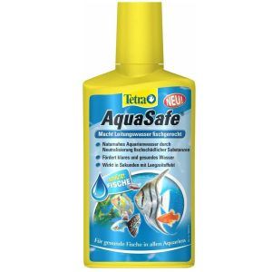 Tetra Aqua Safe 500 ml este o solutie indispensabila pentru orice acvarist care isi doreste un mediu curat si sigur pentru pesti si plante. Aceasta formula premium transforma apa de robinet intr-o apa sigura si prietenoasa, indepartand instant substantele periculoase. Intrebarea „Ce apa se pune in acvariu?” are un raspuns clar: foloseste Aqua Safe Tetra, o solutie special conceputa pentru a crea un mediu propice vietii acvatice. Neutralizeaza substantele nocive, imbogateste apa cu nutrienti vitali si sprijina sanatatea ecosistemului acvatic. Beneficii esentiale ale utilizarii Tetra Aqua Safe 500 ml: Calitatea apei imbunatatita: Indeparteaza rapid clorul si metalele grele, prevenind afectarea pestilor si plantelor. Sanatate optima pentru pesti: Protejeaza pestii impotriva stresului si bolilor, datorita continutului de vitamine si extracte naturale. Dezvoltare armonioasa a plantelor: Magneziul inclus sprijina cresterea sanatoasa a plantelor acvatice. Versatilitate in utilizare: Perfect pentru acvarii noi, schimbari partiale de apa si transportul pestilor. Economisire si eficienta: O singura sticla de Tetra Aqua Safe 500 ml poate trata pana la 1000 de litri de apa.