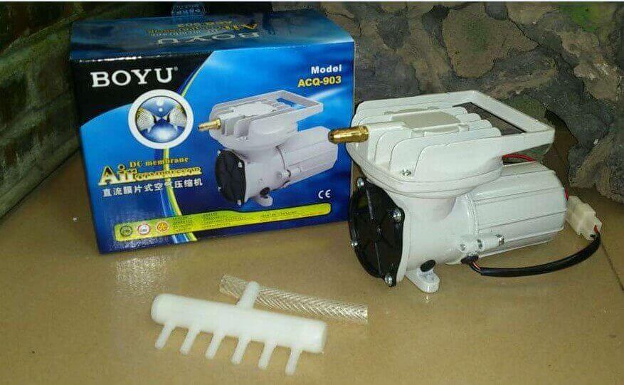 Pompa aer 12V pentru oxigenare 38 l/min 4 Pompa aer 12V pentru oxigenare 38 l/min acvariu, iaz, transport peste. Pompa aer 12v transport peste utilizata ca pompa de aer auto ce se poate conecta la 12V. Pompa aer 12V transport peste este vitala la transportul de peste viu. O veritabila pompa de aer auto ce aigura mobilitatea aerarii apei pe durata transportului pestelui. Un compresor de aer eficient. Sistem de aerare fiabil. Destinat asigurarii necesarului de aer atat la acvarii, iazuri, crescatorii de peste cat si ca pompa aer peste in cazul transportului de peste. Alimentarea fiind la 12 Volti pentru uzul casnic este necesara conectarea la un alimentator de 12 volti iar pentru transportul pestelui viu se va conecta la bateria masinii. Carcasa din aluminiu turnat extrem de fiabila ce asigura dispersia excelentă a căldurii, astfel ca temperatura aerului nu va fi afectata. Compresor de aer rezistent la uzura avand o frecare redusa la camera pistonului. Eficianta energetica ridicata. Compresorul nu consuma mult curent electric. Compresorul nu necesita intretinere suplimentara. Acesta nu lucreaza cu ulei si poate fi folosit inclusiv in ape adanci sau in camioane-cisterna pentru transportul de peste viu. Putand fi alimentat la 12 volti se poate conecta la un acumulator sau la un sistem de panouri solare. Este un furnizor de aer comprimat minunat pentru activități în aer liber. Presiunea ridicata a aerului face din acest compresor alegerea ideala. Pompa aer 12V pentru oxigenare 38 l/min cu performanțe remarcabile pentru adâncimea apei de 1 metru sau chiar mai adanca. In comparatie alte compresoare nu reusesc a administra aer la asemenea adancimi. Specificații: Brand: BOYU Model: ACQ-902 Voltaj: 12 V Numarul iesirilor de aer: 1 iesire Presiune: 0,06 MPa Putere: 18 W Debit aerare/ora: 38 Litri pe minut. Dimensiuni: 174 X 83 X 99. Pachetul contine: compresor teu distribuitor de aer cu 4 iesiri pentru furtun de 4 / 6mm furtunul ce cupleaza teul la compresor.