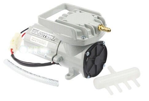 Pompa aer 12V pentru oxigenare 38 l/min 2 Pompa aer 12V pentru oxigenare 38 l/min acvariu, iaz, transport peste. Pompa aer 12v transport peste utilizata ca pompa de aer auto ce se poate conecta la 12V. Pompa aer 12V transport peste este vitala la transportul de peste viu. O veritabila pompa de aer auto ce aigura mobilitatea aerarii apei pe durata transportului pestelui. Un compresor de aer eficient. Sistem de aerare fiabil. Destinat asigurarii necesarului de aer atat la acvarii, iazuri, crescatorii de peste cat si ca pompa aer peste in cazul transportului de peste. Alimentarea fiind la 12 Volti pentru uzul casnic este necesara conectarea la un alimentator de 12 volti iar pentru transportul pestelui viu se va conecta la bateria masinii. Carcasa din aluminiu turnat extrem de fiabila ce asigura dispersia excelentă a căldurii, astfel ca temperatura aerului nu va fi afectata. Compresor de aer rezistent la uzura avand o frecare redusa la camera pistonului. Eficianta energetica ridicata. Compresorul nu consuma mult curent electric. Compresorul nu necesita intretinere suplimentara. Acesta nu lucreaza cu ulei si poate fi folosit inclusiv in ape adanci sau in camioane-cisterna pentru transportul de peste viu. Putand fi alimentat la 12 volti se poate conecta la un acumulator sau la un sistem de panouri solare. Este un furnizor de aer comprimat minunat pentru activități în aer liber. Presiunea ridicata a aerului face din acest compresor alegerea ideala. Pompa aer 12V pentru oxigenare 38 l/min cu performanțe remarcabile pentru adâncimea apei de 1 metru sau chiar mai adanca. In comparatie alte compresoare nu reusesc a administra aer la asemenea adancimi. Specificații: Brand: BOYU Model: ACQ-902 Voltaj: 12 V Numarul iesirilor de aer: 1 iesire Presiune: 0,06 MPa Putere: 18 W Debit aerare/ora: 38 Litri pe minut. Dimensiuni: 174 X 83 X 99. Pachetul contine: compresor teu distribuitor de aer cu 4 iesiri pentru furtun de 4 / 6mm furtunul ce cupleaza teul la compresor.