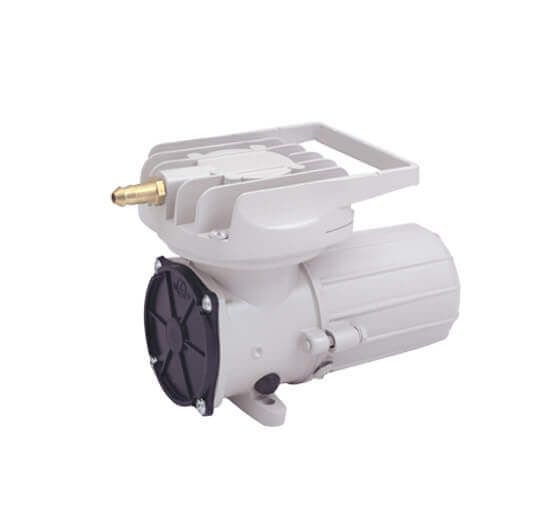 Pompa aer 12V pentru oxigenare 38 l/min 3 Pompa aer 12V pentru oxigenare 38 l/min acvariu, iaz, transport peste. Pompa aer 12v transport peste utilizata ca pompa de aer auto ce se poate conecta la 12V. Pompa aer 12V transport peste este vitala la transportul de peste viu. O veritabila pompa de aer auto ce aigura mobilitatea aerarii apei pe durata transportului pestelui. Un compresor de aer eficient. Sistem de aerare fiabil. Destinat asigurarii necesarului de aer atat la acvarii, iazuri, crescatorii de peste cat si ca pompa aer peste in cazul transportului de peste. Alimentarea fiind la 12 Volti pentru uzul casnic este necesara conectarea la un alimentator de 12 volti iar pentru transportul pestelui viu se va conecta la bateria masinii. Carcasa din aluminiu turnat extrem de fiabila ce asigura dispersia excelentă a căldurii, astfel ca temperatura aerului nu va fi afectata. Compresor de aer rezistent la uzura avand o frecare redusa la camera pistonului. Eficianta energetica ridicata. Compresorul nu consuma mult curent electric. Compresorul nu necesita intretinere suplimentara. Acesta nu lucreaza cu ulei si poate fi folosit inclusiv in ape adanci sau in camioane-cisterna pentru transportul de peste viu. Putand fi alimentat la 12 volti se poate conecta la un acumulator sau la un sistem de panouri solare. Este un furnizor de aer comprimat minunat pentru activități în aer liber. Presiunea ridicata a aerului face din acest compresor alegerea ideala. Pompa aer 12V pentru oxigenare 38 l/min cu performanțe remarcabile pentru adâncimea apei de 1 metru sau chiar mai adanca. In comparatie alte compresoare nu reusesc a administra aer la asemenea adancimi. Specificații: Brand: BOYU Model: ACQ-902 Voltaj: 12 V Numarul iesirilor de aer: 1 iesire Presiune: 0,06 MPa Putere: 18 W Debit aerare/ora: 38 Litri pe minut. Dimensiuni: 174 X 83 X 99. Pachetul contine: compresor teu distribuitor de aer cu 4 iesiri pentru furtun de 4 / 6mm furtunul ce cupleaza teul la compresor.