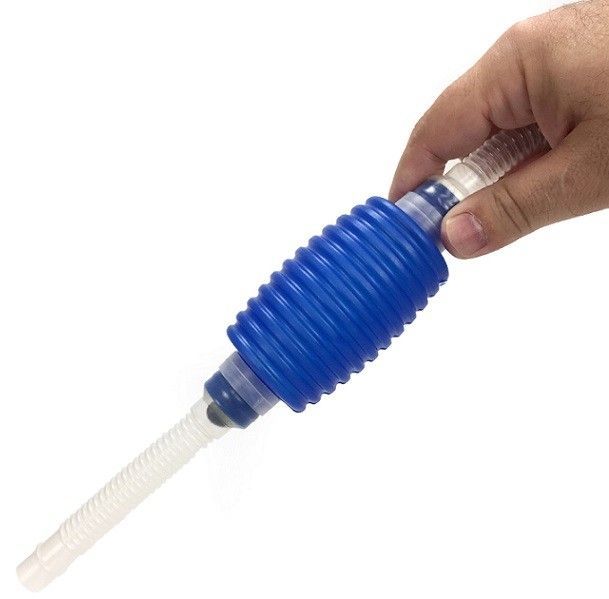 Aspirator acvariu manual Boyu SC-002 2 Aspirator acvariu manual este un aspirator substrat acvariu de la Boyu model SC-002 cu pompa de amorsare. Aspirator acvariu de vanzare direct din stocul nostru propriu. Descopera eficienta curatarii si sifonarii acvariului cu aspiratorul de substrat manual de la Boyu, modelul SC-002, echipat cu o pompa de amorsare performanta. Oferim acest aspirator de acvariu de vanzare direct din stocul nostru, gata sa imbunatateasca procesul de intretinere a acvariului tau. Poate curata eficient pietrisul si substratul acvariului. Elimina mizeria si sedimentele din substrat impreuna cu apa evacuata din acvariu. Astfel odata cu schimbul de apa se elimina si mizeria acumulata in substrat. Ideal pentru utilizare la schimbarile regulate de apa, acest aspirator acvariu manual faciliteaza extractia apei si indepartarea eficienta a deseurilor acumulate pe fundul acvariului. Capabilitatea sa de a curata pietrisul si substratul acvariului este deosebit de eficienta, eliminand mizeria si sedimentele odata cu apa evacuata. Acest proces nu numai ca asigura o curatenie profunda dar si mentine un mediu sanatos pentru viata acvatica. Cu aspiratorul acvariu manual SC-002, curatarea devine o activitate simpla, rapida si mai putin obositoare. Actionarea pompei de amorsare este intuitiva si elimina necesitatea utilizarii fortei excesive sau a imersiunii mainilor in apa, asigurand un confort maxim in timpul folosirii. Asigura-te ca acvariul tau este intotdeauna in cele mai bune conditii cu ajutorul nostru aspirator de substrat pentru acvariu. Cumpara acum aspiratorul de acvariu manual de la Boyu, modelul SC-002, disponibil pentru vanzare in magazinul nostru online aquariumprest.ro si pregateste-te sa experimentezi cel mai eficient mod de a mentine curatenia in acvariu.