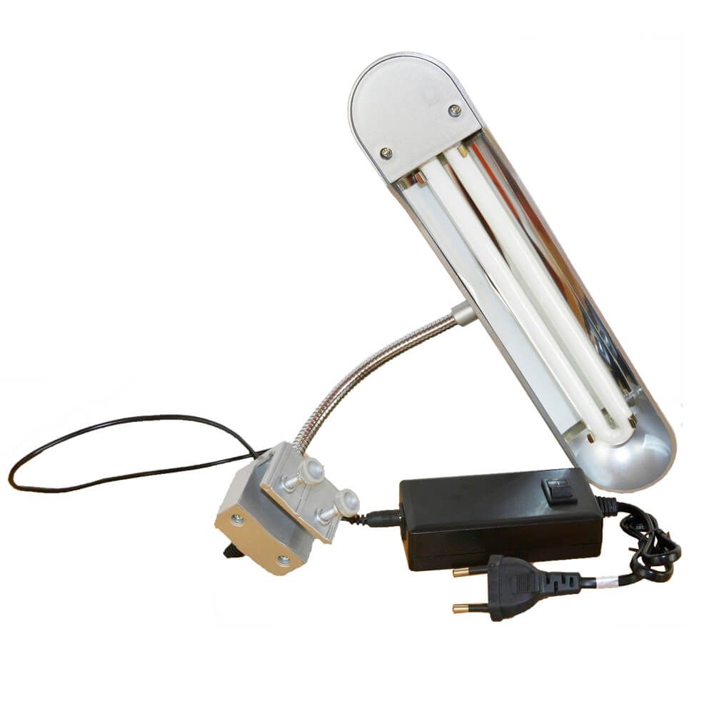 Lampa iluminare acvariu Aqua Zonic 11W argintie 3 Lampa iluminare acvariu Aqua Zonic 11W argintie, lampa de acvariu eficienta, ideala pentru iluminarea acvariilor de max 45L, asigura iluminat optim. Lampa pentru acvariu Aqua Zonic 11W argintie este solutia ideala pentru iluminarea acvariilor de pana la 45 litri. Aceasta lampa de acvariu combina eficienta energetica cu un design compact si elegant, fiind usor de instalat si utilizat. Cu un spectru de lumina de 6700K, Lampa pentru iluminare acvariu marca Aqua Zonic 11W argintie asigura conditii optime pentru cresterea plantelor acvatice si intensifica pigmentul rosu al pestilor exotici, contribuind astfel la un aspect vibrant al acvariului. Lampa cu bec PL de 11W care ofera un iluminat uniform si puternic. Pierderile de lumina sunt reduse la minimum datorita interiorului reflectorizant al lampii. Aceasta lampa acvariu are transformator electronic care asigura un consum redus de energie electrica si randament maxim, fiind astfel o solutie ce economiseste energie electrica. O lampa excelenta pentru iluminarea corecta a acvariilor. Sistemul de prindere este usor de utilizat, permitand fixarea lampii pe aproape orice tip de acvariu. Caracteristici principale: Lampa iluminare acvariu cu spectru complet de 6700K, ideala pentru plante acvatice. Design compact si culoare argintie, potrivit pentru acvarii moderne. Consum redus de energie, doar 11W, cu cablu electric prevazut cu intrerupator. Dimensiuni: Lungime unitate iluminare: 27,5 cm. latime unitate iluminare: 5,8 cm. Inaltime unitate iluminare: 3 cm. Inaltimea minima la care se ridica lampa dupa montarea pe acvariu: 6,5 cm. Aceasta lampa acvariu este perfecta pentru pasionatii de acvaristica care doresc o solutie eficienta si estetica pentru iluminarea acvariilor de dimensiuni mici si medii. Aceasta lampa este ideala pentru acvaristi care doresc sa asigure conditii ideale pentru flora si fauna din acvariul lor, oferind in acelasi timp un element de design care completeaza aspectul general al spatiului.