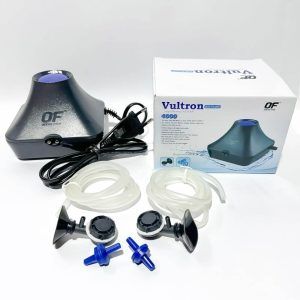 Pompa acvariu aer complet echipata Vultron 170 l/h, un model pompe aer acvariu silentioase, asigura oxigenare eficienta si fara zgomot. Model pompe aer acvariu cu reglaj electronic al debitului de aer. Pompa de aer de generatie noua cu eficienta ridicata ce asigura aerarea optima a acvariilor sau a iazurilor. Dizolva eficient oxigenul in apa tinand pestii sanatosi intr-un mediu prielnic. Pompele Vultron sunt pompe acvarii silentioase, cu un consum redus de energie electrica si randament maxim. Pe langa pompa de aer pachetul include furtun de aer, valva unisens si difuzor de aer cu ventuza. – Design compact al acestei pompe cu doua iesiri. – Corpul pompei de aer este cu pereti dubli pentru reducerea semnificativa a vibratiilor. – Baza de cauciuc a pompei de aer de asemenea reduce vibratiile. – Ridica nivelul de oxigen dizolvat in masa apei. – Presiunea acestei pompe de aer face posibila aerarea bazinelor pana la 0,7 m adancime. Pompa acvariu aer complet echipata Vultron 4000 cu doua iesiri, este alegerea ideala pentru acvariul dumneavoastra. Aceasta este o pompa de aer silentioasa, cu un design inovator care include reglaj electronic al debitului de aer, asigurand o aerare optima pentru pestii si plantele acvatice. Caracteristici: Tehnologie de ultima generatie: Pompa acvariu aer complet echipata Vultron este un model de generatie noua, oferind eficienta ridicata pentru aerarea acvariilor si iazurilor. Aceasta dizolva eficient oxigenul in apa, mentinand pestii sanatosi intr-un mediu prielnic. Eficienta energetica: Pompele Vultron sunt cunoscute pentru consumul redus de energie electrica si randamentul maxim. Acest model are un consum electric de doar 3,3 W, economisind energie si reducand costurile de operare. Kit complet: Pe langa pompa de aer, pachetul include doua bucati a cate 1 metru de furtun de aer, 2 valve valve unisens albastre si doua difuzoare de aer cu ventuza, oferindu-va tot ce aveti nevoie pentru o instalare usoara si rapida. Design compact si silentios: Pompa acvariu silentioasa cu un design compact si cu doua iesiri, fiind perfecta pentru acvarii de diverse dimensiuni. Corpul pompei este prevazut cu pereti dubli si o baza de cauciuc, reducand semnificativ vibratiile si zgomotul. Aerare eficienta: Cu un debit de aer de 170 l/h si o presiune suficient de mare pentru a aerare bazinele pana la o adancime de 0,7 m, aceasta pompa de aer imbunatateste considerabil nivelul de oxigen dizolvat in apa, asigurand un mediu optim pentru pestii si plantele din acvariu. Specificatii tehnice: Debit de aer: 170 litri pe ora Consum electric: 3,3 W Numar de iesiri: 2 Cod produs: AP094 Pompa de aer Vultron este solutia perfecta pentru acvarii si iazuri, combinand eficienta energetica cu performanta de top. Asigurati-va ca pestii dumneavoastra traiesc intr-un mediu bine oxigenat si sanatos cu ajutorul acestei pompe de aer silentioase si fiabile.