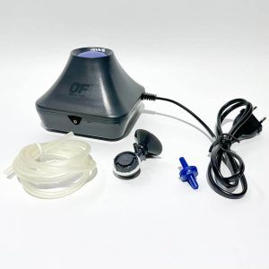 Pompa acvariu aer cu furtun valva difuzor 160 l/h. Vultron 2000 este o pompa aer acvariu cu o iesire, cu reglaj electronic al debitului de aer echipata complet. Pompa aer acvariu Vultron 2000 cu o singura iesire are reglajul electronic al debitului de aer si vine echipata standard cu 1 metru de furtun pentru aer, o valva valva unisens albastra si un difuzor de aer cu ventuza. Pompa acvariu aer de generatie noua cu eficienta ridicata ce asigura aerarea optima a acvariilor sau a iazurilor. Dizolva eficient oxigenul in apa tinand pestii sanatosi intr-un mediu prielnic. La pompa de aer Vultron 2000 corpul pompei de aer este cu pereti dubli pentru reducerea semnificativa a vibratiilor. -pompa acvariu silentioasa cu baza de cauciuc pentru a reduce vibratiile. Pompa aer puternica ce ridica nivelul de oxigen dizolvat in masa apei. Caracteristici: Design compact al acestei pompe de aer pentru acvariu. Presiunea acestei pompe de aer face posibila aerarea bazinelor pana la 0,7 m adancime. Reglaj electronic al debitului de aer. Consum redus de energie electrica si randament maxim. Pe langa pompa de aer pachetul include 1 metru furtun de aer, o valva unisens si un difuzor de aer cu ventuza. Cod produs: AP093 Debit de aer: 160 l / ora. Consum electric: 3 W.