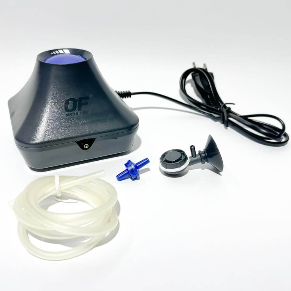 Pompa acvariu aer cu furtun valva difuzor 160 l/h 6 Pompa acvariu aer cu furtun valva difuzor 160 l/h. Vultron 2000 este o pompa aer acvariu cu o iesire, cu reglaj electronic al debitului de aer echipata complet. Pompa aer acvariu Vultron 2000 cu o singura iesire are reglajul electronic al debitului de aer si vine echipata standard cu 1 metru de furtun pentru aer, o valva valva unisens albastra si un difuzor de aer cu ventuza. Pompa acvariu aer de generatie noua cu eficienta ridicata ce asigura aerarea optima a acvariilor sau a iazurilor. Dizolva eficient oxigenul in apa tinand pestii sanatosi intr-un mediu prielnic. La pompa de aer Vultron 2000 corpul pompei de aer este cu pereti dubli pentru reducerea semnificativa a vibratiilor. -pompa acvariu silentioasa cu baza de cauciuc pentru a reduce vibratiile. Pompa aer puternica ce ridica nivelul de oxigen dizolvat in masa apei. Caracteristici: Design compact al acestei pompe de aer pentru acvariu. Presiunea acestei pompe de aer face posibila aerarea bazinelor pana la 0,7 m adancime. Reglaj electronic al debitului de aer. Consum redus de energie electrica si randament maxim. Pe langa pompa de aer pachetul include 1 metru furtun de aer, o valva unisens si un difuzor de aer cu ventuza. Cod produs: AP093 Debit de aer: 160 l / ora. Consum electric: 3 W.