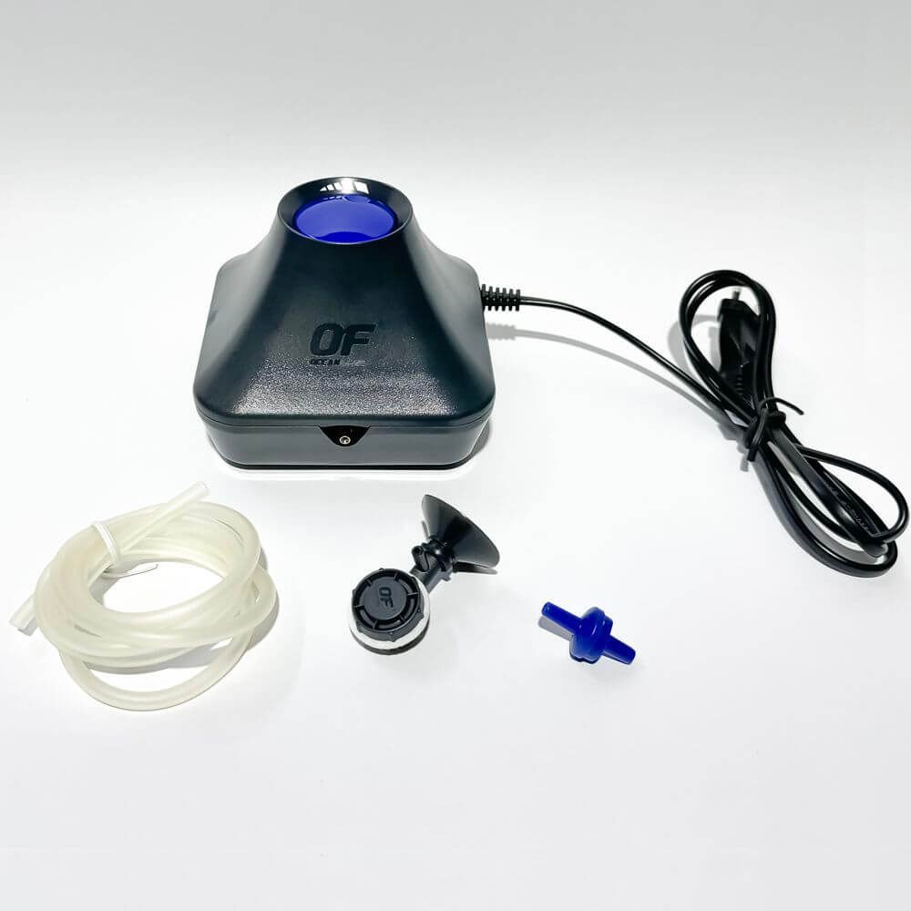 Pompa acvariu aer cu furtun valva difuzor 160 l/h 2 Pompa acvariu aer cu furtun valva difuzor 160 l/h. Vultron 2000 este o pompa aer acvariu cu o iesire, cu reglaj electronic al debitului de aer echipata complet. Pompa aer acvariu Vultron 2000 cu o singura iesire are reglajul electronic al debitului de aer si vine echipata standard cu 1 metru de furtun pentru aer, o valva valva unisens albastra si un difuzor de aer cu ventuza. Pompa acvariu aer de generatie noua cu eficienta ridicata ce asigura aerarea optima a acvariilor sau a iazurilor. Dizolva eficient oxigenul in apa tinand pestii sanatosi intr-un mediu prielnic. La pompa de aer Vultron 2000 corpul pompei de aer este cu pereti dubli pentru reducerea semnificativa a vibratiilor. -pompa acvariu silentioasa cu baza de cauciuc pentru a reduce vibratiile. Pompa aer puternica ce ridica nivelul de oxigen dizolvat in masa apei. Caracteristici: Design compact al acestei pompe de aer pentru acvariu. Presiunea acestei pompe de aer face posibila aerarea bazinelor pana la 0,7 m adancime. Reglaj electronic al debitului de aer. Consum redus de energie electrica si randament maxim. Pe langa pompa de aer pachetul include 1 metru furtun de aer, o valva unisens si un difuzor de aer cu ventuza. Cod produs: AP093 Debit de aer: 160 l / ora. Consum electric: 3 W.