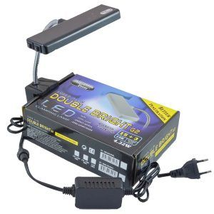 Lampa LED iluminare acvariu Super Slim 15+3 G2, perfecta pentru instalatii complete de iluminare acvariu, ofera un iluminat eficient si economic. Lampa LED iluminare acvariu este produsa de Aqua Zonic. Generatia a 2-a (G2) de lampi acvariu Super Slim Double Bright 15+3 sunt echipate cu leduri mai puternice si mai performante cu doua spectre de culoare: alb si albastru. Dimensiunile partii superioare a lampii ( a unitatii de iluminare ): 23 cm (Lungime) x 5 cm (latime) x 1 cm (grosime). Descopera solutia ideala pentru iluminarea acvariului tau cu Lampa LED iluminare acvariu Super Slim 15+3 G2. Aceasta lampa de generatia a doua de la Aqua Zonic este conceputa speciel pentru a oferi un iluminat puternic si eficient, asigurand conditii optime pentru dezvoltarea plantelor si bunastarea pestilor din acvariu. Caracteristici: Tehnologie avansata cu LED-uri: Cu cele 15 led-uri de lumina alba daylight (10000K) si 3 led-uri actinic blue, aceasta lampa de acvariu ofera un spectru de lumina echilibrat, esential pentru fotosinteza plantelor si pentru a evidentia coloritul natural al pestilor. Control dual al iluminarii: Lampa dispune de doua intrerupatoare laterale care permit controlul individual al celor doua moduri de iluminare. Instalatii complete de iluminare acvariu ce ofera flexibilitatea de a ajusta iluminarea in functie de nevoile acvariului tau. Design Super Slim: Cu un design extrem de subtire, Lampa LED iluminare acvariu Super Slim 15+3 G2 se integreaza perfect in orice decor, oferind un aspect modern si minimalist. Consum mic de energie electrica: Cu un consum de doar 6,72 W, aceasta lampa de acvariu este eficienta energetic. Costurile consumului de curent electris sunt reduse la minimum posibil. Usor de montat: Se monteaza pe marginea acvariilor cu o grosime de pana la 14 mm Focalizarea luminii este posibila prin indoirea bratului lampii. Lampa permite focalizarea precisa a luminii in orice pozitie, asigurand o iluminare uniforma. Beneficii pentru acvariul tau: Sanatatea si cresterea plantelor: Spectrul de lumina daylight (10000K) stimuleaza fotosinteza plantelor, asigurand o crestere sanatoasa si viguroasa. Culori vii si naturale: Lumina actinic blue subliniaza frumusetea naturala a pestilor, evidentiind culorile vibrante si detaliile fine. Eficienta energetica: Consumul redus de energie nu doar ca protejeaza mediul, dar si portofelul tau, oferind un raport optim intre performanta si costuri. Aplicatii: Lampa LED iluminare acvariu Super Slim 15+3 G2 este potrivita pentru toate tipurile de acvarii, indiferent de marime sau decor. Este solutia perfecta pentru acvarii plantate, dar si pentru cele decorative, asigurand un iluminat de calitate care sustine viata acvatica. Transforma acvariul tau intr-o adevarata oaza subacvatica cu Lampa LED iluminare acvariu Super Slim 15+3 G2 – parte din gama de instalatii complete de iluminare acvariu care imbina tehnologia avansata cu un design elegant si functionalitate maxima. Alege o lampa LED care nu doar ilumineaza, dar si adauga valoare estetica acvariului tau!