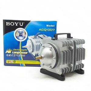 Aerator pentru iaz 100 litri/minut ACQ-007, ideal pentru aerare apa, suflanta fosa septica si compresor aer eficient pentru aerator apa. Un compresor de aer cu multiple avantaje. Compresor aer cu membrana Boyu cu un debit de 100 litri / minut. Aceasta gama de compresoare poate fi folosita ca pompe de aer acvarii pentru admisia de aer la mai multe acvarii sau ca pompe de aer pentru iazuri la oxigenarea apei din iaz. Capacitate mare a emisiei de aer. Compresor de aer pentru acvarii, iazuri, transport peste, acvacultura cu un nivel populational ridicat, fose septice sau alte obiective unde este necesara admisia de aer. Aerator pentru iaz 100 litri/minut ACQ-007: solutie versatila pentru aerare si ventilare. Aeratorul pentru iaz ACQ-007 este o solutie eficienta pentru oxigenarea apei din iazuri, helestee sau alte corpuri de apa. Cu un debit de aer de 100 litri/minut, acesta asigura o aerare optima, care contribuie la mentinerea sanatatii pestilor si a plantelor acvatice. In plus, aeratorul poate fi folosit si ca suflanta pentru fose septice. Acesta asigura o ventilare optima, care contribuie la reducerea mirosurilor neplacute si la prevenirea aparitiei poluarii. Prin urmare, aeratorul ACQ-007 este o solutie versatila care poate fi utilizata pentru o varietate de aplicatii. Motor electromagnetic linear de constructie simpla si eficienta ridicata. Functionare lina. Consum redus de energie electrica. Durata lunga de exploatare. Tensiune alimentare: 220-240V 50-60Hz Putere ( consum electric): 75 W Presiune: 0,035 MPa Debit de aer emis: 100 L / min. Greutate: 3,4 kg. Dimensiuni: 232 x 98 x 152 mm.