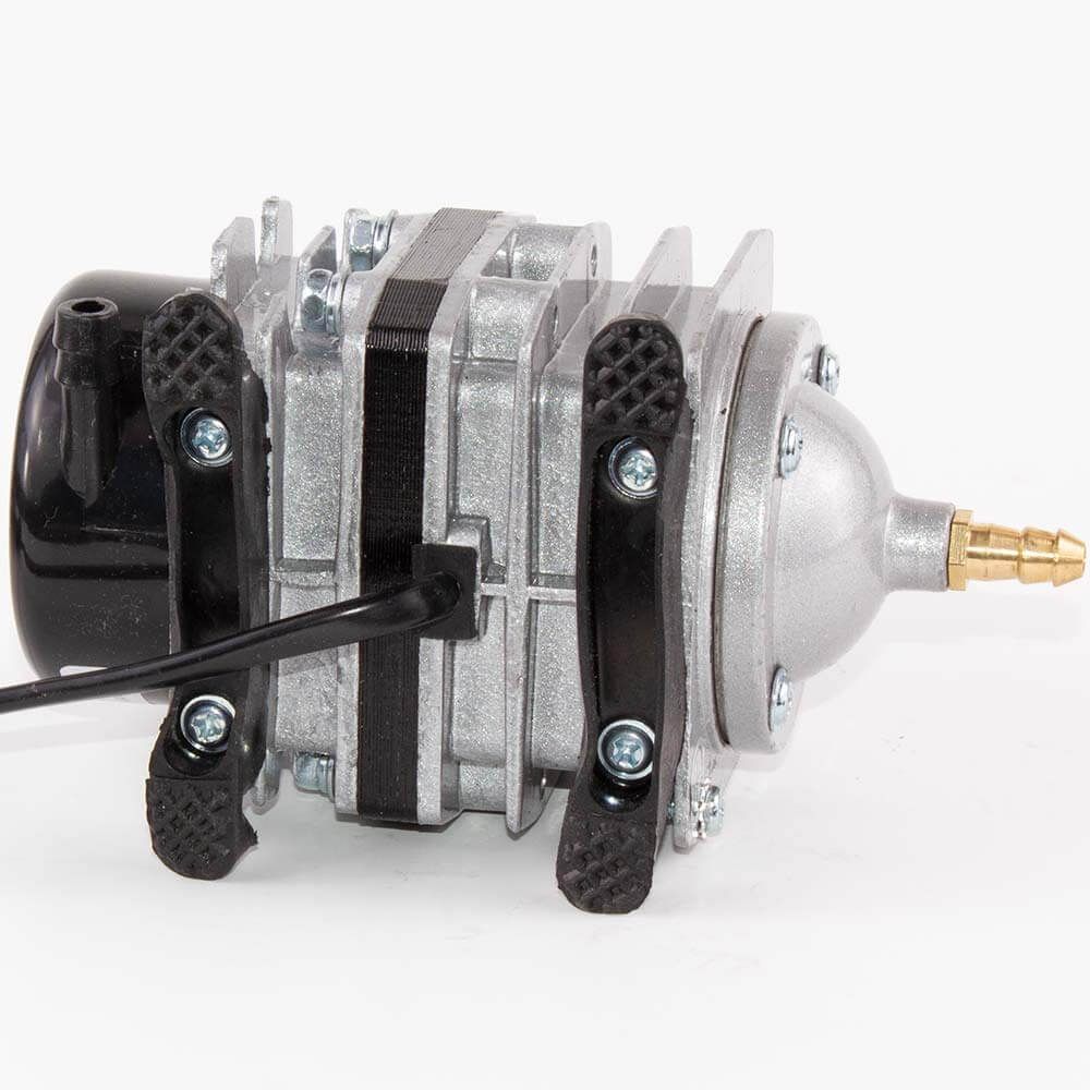 Compresor aer acvarii-iazuri 30 litri / minut 5 Compresor aer acvarii-iazuri 30 litri / minut cu membrana. Poate fi folosit ca aerator iaz, aerator lacuri, aerator piscicol, pompa oxigenare apa iaz. De asemenea poate fi folosit la oxigenarea apei in pastravarii, fose septice sau alte obiective unde este necesară admisia de aer. Motor electromagnetic linear de construcție simplă și eficiență ridicată. Funcționare lină. Consum redus de energie electrică. Capacitate mare a emisiei de aer. Zgomot redus. Durată lungă de exploatare. Tensiune alimentare: 220-240V 50-60Hz Putere ( consum electric): 35 W. Presiune: 0,02 MPa Debit de aer emis: 30 L / min. Greutate: 0,8 kg. Dimensiuni: 130 x 72 x 79 mm. Producator: Boyu Acest produs se poate folosi ca: Pompă aer acvariu, pompă aer iaz, suflantă fosă septică, stație epurare ape uzate. Compresorul vine insotit in cutie de un teu de aer cu 4 iesiri pentru furtun aer cu diametrul de 4 mm.