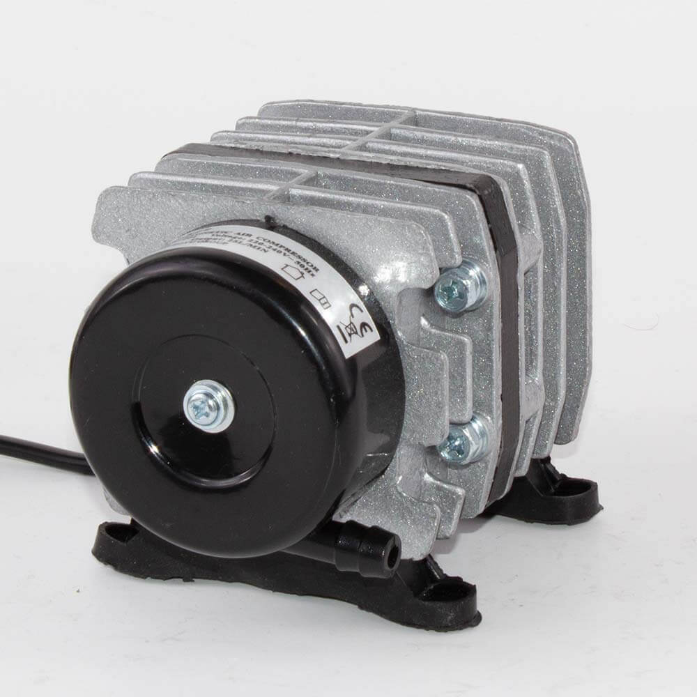 Compresor aer acvarii-iazuri 30 litri / minut 6 Compresor aer acvarii-iazuri 30 litri / minut cu membrana. Poate fi folosit ca aerator iaz, aerator lacuri, aerator piscicol, pompa oxigenare apa iaz. De asemenea poate fi folosit la oxigenarea apei in pastravarii, fose septice sau alte obiective unde este necesară admisia de aer. Motor electromagnetic linear de construcție simplă și eficiență ridicată. Funcționare lină. Consum redus de energie electrică. Capacitate mare a emisiei de aer. Zgomot redus. Durată lungă de exploatare. Tensiune alimentare: 220-240V 50-60Hz Putere ( consum electric): 35 W. Presiune: 0,02 MPa Debit de aer emis: 30 L / min. Greutate: 0,8 kg. Dimensiuni: 130 x 72 x 79 mm. Producator: Boyu Acest produs se poate folosi ca: Pompă aer acvariu, pompă aer iaz, suflantă fosă septică, stație epurare ape uzate. Compresorul vine insotit in cutie de un teu de aer cu 4 iesiri pentru furtun aer cu diametrul de 4 mm.