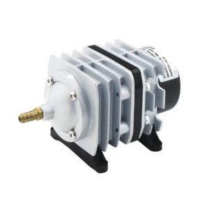 Compresor aer acvarii-iazuri 30 litri / minut cu membrana. Poate fi folosit ca aerator iaz, aerator lacuri, aerator piscicol, pompa oxigenare apa iaz. De asemenea poate fi folosit la oxigenarea apei in pastravarii, fose septice sau alte obiective unde este necesară admisia de aer. Motor electromagnetic linear de construcție simplă și eficiență ridicată. Funcționare lină. Consum redus de energie electrică. Capacitate mare a emisiei de aer. Zgomot redus. Durată lungă de exploatare. Tensiune alimentare: 220-240V 50-60Hz Putere ( consum electric): 35 W. Presiune: 0,02 MPa Debit de aer emis: 30 L / min. Greutate: 0,8 kg. Dimensiuni: 130 x 72 x 79 mm. Producator: Boyu Acest produs se poate folosi ca: Pompă aer acvariu, pompă aer iaz, suflantă fosă septică, stație epurare ape uzate. Compresorul vine insotit in cutie de un teu de aer cu 4 iesiri pentru furtun aer cu diametrul de 4 mm.