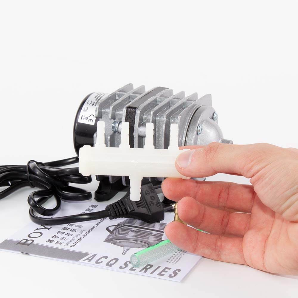 Compresor aer acvarii-iazuri 30 litri / minut 3 Compresor aer acvarii-iazuri 30 litri / minut cu membrana. Poate fi folosit ca aerator iaz, aerator lacuri, aerator piscicol, pompa oxigenare apa iaz. De asemenea poate fi folosit la oxigenarea apei in pastravarii, fose septice sau alte obiective unde este necesară admisia de aer. Motor electromagnetic linear de construcție simplă și eficiență ridicată. Funcționare lină. Consum redus de energie electrică. Capacitate mare a emisiei de aer. Zgomot redus. Durată lungă de exploatare. Tensiune alimentare: 220-240V 50-60Hz Putere ( consum electric): 35 W. Presiune: 0,02 MPa Debit de aer emis: 30 L / min. Greutate: 0,8 kg. Dimensiuni: 130 x 72 x 79 mm. Producator: Boyu Acest produs se poate folosi ca: Pompă aer acvariu, pompă aer iaz, suflantă fosă septică, stație epurare ape uzate. Compresorul vine insotit in cutie de un teu de aer cu 4 iesiri pentru furtun aer cu diametrul de 4 mm.