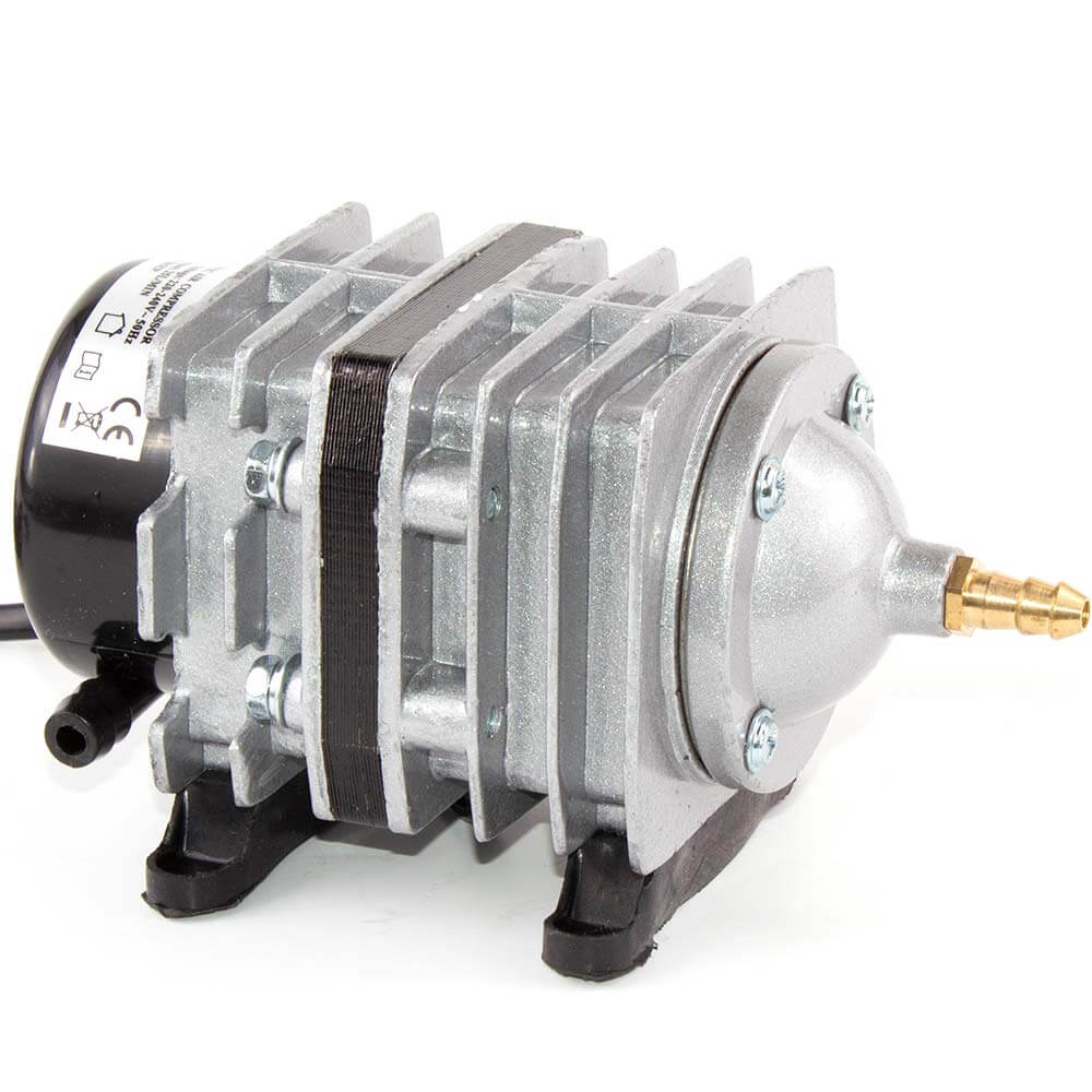 Compresor aer acvariu sau iaz 25 litri pe minut 2 Compresor aer acvariu sau iaz, model de mini compresor de 25 litri pe minut. Ideal pentru pompe aer acvariu si aerarea iazurilor. Acest compresor aer acvariu sau iaz 25 litri pe minut reprezinta solutia perfecta pentru aerarea eficienta a acvariilor mari si a iazurilor. Este ideal pentru utilizarea in diverse medii, inclusiv in acvarii, iazuri, fose septice si alte aplicatii similare. Caracteristici: Model de mini compresor: Compact si eficient, acest compresor este usor de integrat in orice setup. Pompe aer acvariu: Ofera un debit generos de aer, asigurand o oxigenare optima a apei. Compresor aer acvariu sau iaz: Versatil, potrivit pentru diverse aplicatii, inclusiv acvarii mari, iazuri, fose septice si acvacultura. Specificatii tehnice: Capacitate de aerare: 25 litri pe minut (1500 litri pe ora) Putere: 16 W Presiune: 0,02 MPa Tensiune alimentare: 220-240V, 50-60Hz Dimensiuni: 130 x 72 x 79 mm Greutate: 0.8 kg Beneficii: Debit de aer optim: Cei 25 de litri / minut de aer acopera necesarul de aer a unei game foarte variata de aplicatii. Durata lunga de viata: Materialele durabile utilizate, inclusiv aliajul de aluminiu si materialul SF3 pentru cilindru si piston, asigura o longevitate ridicata. Tehnologie fara ulei: Asigura curatenia fluxului de aer si elimina necesitatea intretinerii frecvente. Aplicatii multiple: Acest model de mini compresor este perfect pentru utilizare in acvarii de pana la 3000 litri, iazuri de aceeasi capacitate, precum si in fose septice sau alte sisteme unde este necesara aerarea constanta. De asemenea, poate fi folosit si ca pompa de vid. Pachetul include: Furtun (lungime 15 cm, Ø 8/10 mm) Stut din alama cu filet (Ø 8 mm) Distribuitor de aer cu 4 iesiri (intrare Ø 8 mm, iesiri Ø 4 mm) Compresorul de aer acvariu sau iaz 25 litri pe minut asigura o aerare eficienta si de lunga durata oriunde este folosit: acvarii, iazuri, fose septice, crescatorii de pesti, restaurante cu pesti vii, panouri cu bule, afumatori. Compresorul vine echipat cu teu distribuitor aer cu 4 iesiri de 4 mm in diametru. Diametrul exterior al stutului de aer care iese din compresor este de 7 mm iar conectarea la teul de aer se face prin intermediul unui furtun de aer inclus de asemenea in pachet.