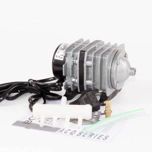 Compresor aer acvariu sau iaz, model de mini compresor de 25 litri pe minut. Ideal pentru pompe aer acvariu si aerarea iazurilor. Acest compresor aer acvariu sau iaz 25 litri pe minut reprezinta solutia perfecta pentru aerarea eficienta a acvariilor mari si a iazurilor. Este ideal pentru utilizarea in diverse medii, inclusiv in acvarii, iazuri, fose septice si alte aplicatii similare. Caracteristici: Model de mini compresor: Compact si eficient, acest compresor este usor de integrat in orice setup. Pompe aer acvariu: Ofera un debit generos de aer, asigurand o oxigenare optima a apei. Compresor aer acvariu sau iaz: Versatil, potrivit pentru diverse aplicatii, inclusiv acvarii mari, iazuri, fose septice si acvacultura. Specificatii tehnice: Capacitate de aerare: 25 litri pe minut (1500 litri pe ora) Putere: 16 W Presiune: 0,02 MPa Tensiune alimentare: 220-240V, 50-60Hz Dimensiuni: 130 x 72 x 79 mm Greutate: 0.8 kg Beneficii: Debit de aer optim: Cei 25 de litri / minut de aer acopera necesarul de aer a unei game foarte variata de aplicatii. Durata lunga de viata: Materialele durabile utilizate, inclusiv aliajul de aluminiu si materialul SF3 pentru cilindru si piston, asigura o longevitate ridicata. Tehnologie fara ulei: Asigura curatenia fluxului de aer si elimina necesitatea intretinerii frecvente. Aplicatii multiple: Acest model de mini compresor este perfect pentru utilizare in acvarii de pana la 3000 litri, iazuri de aceeasi capacitate, precum si in fose septice sau alte sisteme unde este necesara aerarea constanta. De asemenea, poate fi folosit si ca pompa de vid. Pachetul include: Furtun (lungime 15 cm, Ø 8/10 mm) Stut din alama cu filet (Ø 8 mm) Distribuitor de aer cu 4 iesiri (intrare Ø 8 mm, iesiri Ø 4 mm) Compresorul de aer acvariu sau iaz 25 litri pe minut asigura o aerare eficienta si de lunga durata oriunde este folosit: acvarii, iazuri, fose septice, crescatorii de pesti, restaurante cu pesti vii, panouri cu bule, afumatori. Compresorul vine echipat cu teu distribuitor aer cu 4 iesiri de 4 mm in diametru. Diametrul exterior al stutului de aer care iese din compresor este de 7 mm iar conectarea la teul de aer se face prin intermediul unui furtun de aer inclus de asemenea in pachet.