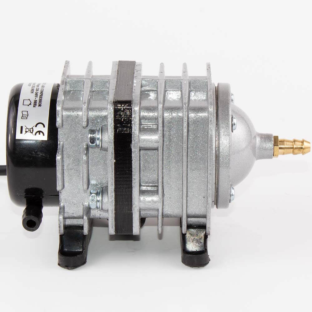 Compresor aer acvariu sau iaz 25 litri pe minut 9 Compresor aer acvariu sau iaz, model de mini compresor de 25 litri pe minut. Ideal pentru pompe aer acvariu si aerarea iazurilor. Acest compresor aer acvariu sau iaz 25 litri pe minut reprezinta solutia perfecta pentru aerarea eficienta a acvariilor mari si a iazurilor. Este ideal pentru utilizarea in diverse medii, inclusiv in acvarii, iazuri, fose septice si alte aplicatii similare. Caracteristici: Model de mini compresor: Compact si eficient, acest compresor este usor de integrat in orice setup. Pompe aer acvariu: Ofera un debit generos de aer, asigurand o oxigenare optima a apei. Compresor aer acvariu sau iaz: Versatil, potrivit pentru diverse aplicatii, inclusiv acvarii mari, iazuri, fose septice si acvacultura. Specificatii tehnice: Capacitate de aerare: 25 litri pe minut (1500 litri pe ora) Putere: 16 W Presiune: 0,02 MPa Tensiune alimentare: 220-240V, 50-60Hz Dimensiuni: 130 x 72 x 79 mm Greutate: 0.8 kg Beneficii: Debit de aer optim: Cei 25 de litri / minut de aer acopera necesarul de aer a unei game foarte variata de aplicatii. Durata lunga de viata: Materialele durabile utilizate, inclusiv aliajul de aluminiu si materialul SF3 pentru cilindru si piston, asigura o longevitate ridicata. Tehnologie fara ulei: Asigura curatenia fluxului de aer si elimina necesitatea intretinerii frecvente. Aplicatii multiple: Acest model de mini compresor este perfect pentru utilizare in acvarii de pana la 3000 litri, iazuri de aceeasi capacitate, precum si in fose septice sau alte sisteme unde este necesara aerarea constanta. De asemenea, poate fi folosit si ca pompa de vid. Pachetul include: Furtun (lungime 15 cm, Ø 8/10 mm) Stut din alama cu filet (Ø 8 mm) Distribuitor de aer cu 4 iesiri (intrare Ø 8 mm, iesiri Ø 4 mm) Compresorul de aer acvariu sau iaz 25 litri pe minut asigura o aerare eficienta si de lunga durata oriunde este folosit: acvarii, iazuri, fose septice, crescatorii de pesti, restaurante cu pesti vii, panouri cu bule, afumatori. Compresorul vine echipat cu teu distribuitor aer cu 4 iesiri de 4 mm in diametru. Diametrul exterior al stutului de aer care iese din compresor este de 7 mm iar conectarea la teul de aer se face prin intermediul unui furtun de aer inclus de asemenea in pachet.