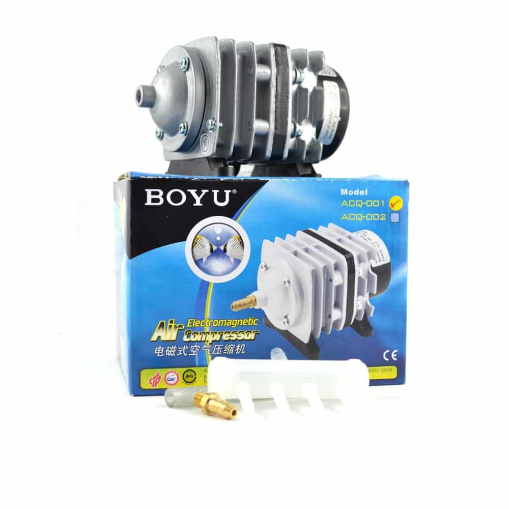 Compresor aer acvariu sau iaz 25 litri pe minut 7 Compresor aer acvariu sau iaz, model de mini compresor de 25 litri pe minut. Ideal pentru pompe aer acvariu si aerarea iazurilor. Acest compresor aer acvariu sau iaz 25 litri pe minut reprezinta solutia perfecta pentru aerarea eficienta a acvariilor mari si a iazurilor. Este ideal pentru utilizarea in diverse medii, inclusiv in acvarii, iazuri, fose septice si alte aplicatii similare. Caracteristici: Model de mini compresor: Compact si eficient, acest compresor este usor de integrat in orice setup. Pompe aer acvariu: Ofera un debit generos de aer, asigurand o oxigenare optima a apei. Compresor aer acvariu sau iaz: Versatil, potrivit pentru diverse aplicatii, inclusiv acvarii mari, iazuri, fose septice si acvacultura. Specificatii tehnice: Capacitate de aerare: 25 litri pe minut (1500 litri pe ora) Putere: 16 W Presiune: 0,02 MPa Tensiune alimentare: 220-240V, 50-60Hz Dimensiuni: 130 x 72 x 79 mm Greutate: 0.8 kg Beneficii: Debit de aer optim: Cei 25 de litri / minut de aer acopera necesarul de aer a unei game foarte variata de aplicatii. Durata lunga de viata: Materialele durabile utilizate, inclusiv aliajul de aluminiu si materialul SF3 pentru cilindru si piston, asigura o longevitate ridicata. Tehnologie fara ulei: Asigura curatenia fluxului de aer si elimina necesitatea intretinerii frecvente. Aplicatii multiple: Acest model de mini compresor este perfect pentru utilizare in acvarii de pana la 3000 litri, iazuri de aceeasi capacitate, precum si in fose septice sau alte sisteme unde este necesara aerarea constanta. De asemenea, poate fi folosit si ca pompa de vid. Pachetul include: Furtun (lungime 15 cm, Ø 8/10 mm) Stut din alama cu filet (Ø 8 mm) Distribuitor de aer cu 4 iesiri (intrare Ø 8 mm, iesiri Ø 4 mm) Compresorul de aer acvariu sau iaz 25 litri pe minut asigura o aerare eficienta si de lunga durata oriunde este folosit: acvarii, iazuri, fose septice, crescatorii de pesti, restaurante cu pesti vii, panouri cu bule, afumatori. Compresorul vine echipat cu teu distribuitor aer cu 4 iesiri de 4 mm in diametru. Diametrul exterior al stutului de aer care iese din compresor este de 7 mm iar conectarea la teul de aer se face prin intermediul unui furtun de aer inclus de asemenea in pachet.