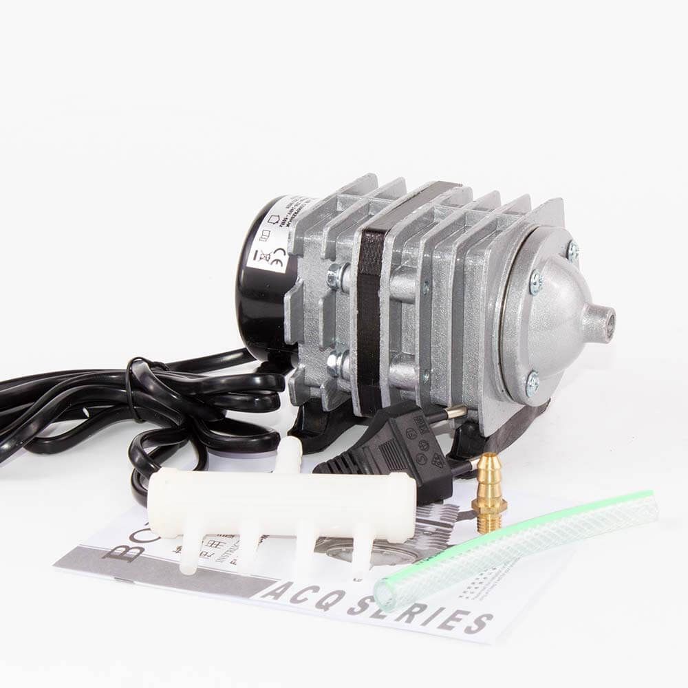 Compresor aer acvariu sau iaz 25 litri pe minut 1 Compresor aer acvariu sau iaz, model de mini compresor de 25 litri pe minut. Ideal pentru pompe aer acvariu si aerarea iazurilor. Acest compresor aer acvariu sau iaz 25 litri pe minut reprezinta solutia perfecta pentru aerarea eficienta a acvariilor mari si a iazurilor. Este ideal pentru utilizarea in diverse medii, inclusiv in acvarii, iazuri, fose septice si alte aplicatii similare. Caracteristici: Model de mini compresor: Compact si eficient, acest compresor este usor de integrat in orice setup. Pompe aer acvariu: Ofera un debit generos de aer, asigurand o oxigenare optima a apei. Compresor aer acvariu sau iaz: Versatil, potrivit pentru diverse aplicatii, inclusiv acvarii mari, iazuri, fose septice si acvacultura. Specificatii tehnice: Capacitate de aerare: 25 litri pe minut (1500 litri pe ora) Putere: 16 W Presiune: 0,02 MPa Tensiune alimentare: 220-240V, 50-60Hz Dimensiuni: 130 x 72 x 79 mm Greutate: 0.8 kg Beneficii: Debit de aer optim: Cei 25 de litri / minut de aer acopera necesarul de aer a unei game foarte variata de aplicatii. Durata lunga de viata: Materialele durabile utilizate, inclusiv aliajul de aluminiu si materialul SF3 pentru cilindru si piston, asigura o longevitate ridicata. Tehnologie fara ulei: Asigura curatenia fluxului de aer si elimina necesitatea intretinerii frecvente. Aplicatii multiple: Acest model de mini compresor este perfect pentru utilizare in acvarii de pana la 3000 litri, iazuri de aceeasi capacitate, precum si in fose septice sau alte sisteme unde este necesara aerarea constanta. De asemenea, poate fi folosit si ca pompa de vid. Pachetul include: Furtun (lungime 15 cm, Ø 8/10 mm) Stut din alama cu filet (Ø 8 mm) Distribuitor de aer cu 4 iesiri (intrare Ø 8 mm, iesiri Ø 4 mm) Compresorul de aer acvariu sau iaz 25 litri pe minut asigura o aerare eficienta si de lunga durata oriunde este folosit: acvarii, iazuri, fose septice, crescatorii de pesti, restaurante cu pesti vii, panouri cu bule, afumatori. Compresorul vine echipat cu teu distribuitor aer cu 4 iesiri de 4 mm in diametru. Diametrul exterior al stutului de aer care iese din compresor este de 7 mm iar conectarea la teul de aer se face prin intermediul unui furtun de aer inclus de asemenea in pachet.