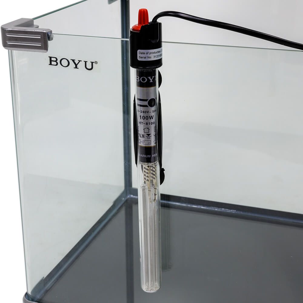 Incalzitor pentru acvariu cu termostat Boyu 100 W 2 Incalzitor pentru acvariu cu termostat Boyu 100W, ideal ca incalzitor acvariu 90l, maxim 130l. Ofera incalzire optima si control precis al temperaturii. Incalzitorul pentru acvariu cu termostat Boyu 100W este solutia ideala pentru mentinerea unei temperaturi constante in acvariile cu volume intre 90 si 130 litri. Acest incalzitor ofera o incalzire optima si un control precis al temperaturii, asigurand un mediu sanatos pentru pestii tai chiar si intr-un volum generos de apa utilizat ca incalzitor acvariu 130l. Cu o putere de 100W, incalzitorul Boyu este proiectat pentru a mentine temperatura ideala in acvariu, indiferent de fluctuatiile de temperatura din exterior. Este usor de reglat datorita termostatului incorporat, permitandu-ti sa setezi temperatura dorita cu usurinta. Acest incalzitor pentru acvariu cu termostat este complet submersibil, ceea ce inseamna ca poate fi montat in totalitate in apa, asigurand o distribuire uniforma a caldurii. In plus, indicatorul LED de functionare/oprire (on/off) iti permite sa vezi rapid daca incalzitorul este in functiune. Incalzitorul Boyu vine echipat cu ventuze pentru o fixare sigura si stabila pe peretele acvariului. Cu o inaltime de 29 cm si un diametru de 2 cm, acest incalzitor 100W se potriveste perfect in acvariile de dimensiuni medii. Caracteristici: Putere: 100W Volum acvariu: Ideal pentru acvarii de 90-130 litri Termostat: Da, usor de reglat Submersibil: Complet submersibil Indicator LED: Vizibilitate usoara a starii de functionare Fixare: Ventuze incluse pentru o instalare sigura Dimensiuni: 29 cm inaltime, 2 cm diametru Acest incalzitor pentru acvariu cu termostat Boyu 100W asigura o incalzire eficienta si constanta, fiind alegerea perfecta pentru pasionatii de acvaristica ce doresc sa ofere pestilor un mediu optim si stabil.