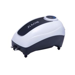 Pompa aer 2 iesiri, reglaj, debit 270 lpH, ideala ca aerator acvariu. O pompa aer acvariu eficienta, nezgomotoasa si usor de utilizat. Beneficiati de eficienta si fiabilitate cu pompa aer 2 iesiri cu reglaj si debit de 270 lpH, ideala pentru orice aerator acvariu. Aceasta pompa de aer acvariu de la Boyu Industries este conceputa pentru a oferi performante superioare si o functionare silentioasa. Este perfecta pentru mentinerea unui mediu acvatic sanatos. Design modern si durabil Pompa aer acvariu cu 2 iesiri are un design nou, estetic si simplist, fiind realizata din plastic ABS de inalta calitate, ceea ce ii confera durabilitate. Membrana din poliuretan asigura o durata lunga de viata. Designul rezistent la apa IPX4 garanteaza buna functionare a pompei atat in interior, cat si in exterior. Performanta si eficienta energetica Echipata cu un dispozitiv electronic de reglare a debitului de aer, aceasta pompa va permite sa ajustati fluxul de aer in functie de necesitatile acvariului. Motorul de inalta calitate asigura un consum redus de energie electrica, doar 4,8 W, si o functionare foarte silentioasa datorita sistemului de labirint intern care reduce semnificativ zgomotul. Oxigenare optima pentru acvarii Pompa aer 2 iesiri asigura un debit de aer de 4,5 litri pe minut (270 litri/ora), fiind ideala pentru acvarii de pana la 170 de litri. Cu o presiune de 0,015 Mpa, aceasta pompa de aer acvariu asigura o oxigenare eficienta, mentinand un mediu sanatos pentru pestii si plantele acvatice. Caracteristici tehnice: Material: Plastic ABS Culoare: Alb si negru Model: CJY-4500 Consum de energie: 4,8 W Debit de aer: 4,5 litri pe minut (270 litri/ora) Presiune: 0,015 Mpa Dimensiuni: 170 x 104 x 96 mm Numar iesiri aer: 2 Capacitate acvariu: Pana la 170 de litri Pompa aer 2 iesiri, reglaj, debit 270 lpH este alegerea perfecta pentru cei care cauta pompe acvarii eficiente si usor de utilizat. Asigurati-va ca acvariul dumneavoastra beneficiaza de oxigenarea necesara pentru a mentine un mediu acvatic sanatos.