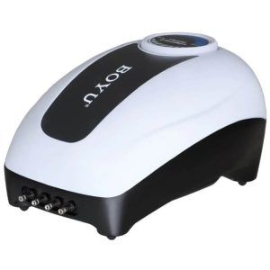 Pompa aer 4 iesiri, ideala pentru aerare acvariu si iaz, asigurand un debit de 900 l/h. Se foloseste ca pompa aer acvariu sau pompa aer iaz. Oferind un mediu optim cu concentratie suficienta de oxigen pentru pestii si plantele din acvarii si iazuri. Aceasta pompa aer acvariu si pompa aer iaz se remarca prin performanta si durabilitate. Pompa de aer acvariu 900 litri pe ora cu 4 iesiri reglabila este conceputa pentru a asigura o aerare eficienta in acvarii si iazuri. Reglajul debitului de aer se face cu ajutorul unui potentiometru, oferind flexibilitate si control precis. Fabricata de Boyu Industries, pompa se distinge prin designul estetic si simplist. Este rezistenta la apa IPX4, garantand functionarea optima atat in interior, cat si in exterior. Materialul din care este confectionata, plastic ABS, asigura durabilitate, iar membrana din poliuretan promite o lunga durata de viata. Motorul de inalta calitate al acestei pompe de aer pentru acvariu si pompa de aer pentru iaz consuma putina energie electrica si functioneaza foarte silentios datorita unui sistem de labirint intern care reduce zgomotul si vibratiile. Caracteristici: Material: plastic ABS Culoare: alb si negru Model: CJY-15000 Consum energie electrica: 12 W Debit aer: 15 litri pe minut (900 litri / ora) Presiune: 0,015 Mpa Dimensiuni: 259 x 173 x 132 mm Capacitate acvarii: pana la 300 de litri Capacitate iazuri: pana la 2000 de litri Numar iesiri aer: 4 Pompa aer 4 iesiri 900 l/h este perfecta pentru oricine doreste sa asigure aerarea eficienta a acvariilor si iazurilor, fiind o recomandare excelenta pentru un mediu acvatic sanatos si echilibrat.