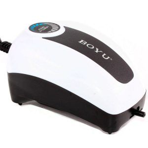 Pompa aer acvariu 90 lpH cu o iesire Boyu CJY1500, un vibrator acvariu eficient. Ideal pentru oxigenare. Pompe de aer de acvariu performante. Pompa aer acvariu 90 lpH cu o iesire Boyu CJY1500 este potrivita pentru acvarii, sisteme hidroponice, panouri cu bule, afumatori si pentru orice utilizare casnica. Producatorul Boyu este o companie de inalta tehnologie, specializata in dezvoltarea si fabricarea de acvarii, echipamente pentru acvarii si iazuri. Pompa nu are reglaj de aer integrat; reglarea aerului se face prin robinete externe. Executia tehnologica atenta si precisa a tuturor componentelor asigura performante ridicate. Pompa aer acvariu 90 lpH cu o iesire Boyu CJY1500 este fabricata din plastic mat, durabil, de culoare alba si are o singura iesire de aer. Stutul de iesire este realizat din plastic rezistent. Acest vibrator acvariu asigura un volum si o presiune stabile. Picioarele inalte, de forma speciala, din cauciuc poros moale, elimina complet vibratiile. Filtrul de sintapon de la intrare retine praful si particulele suspendate. Compacta si economica, aceasta pompa aer acvariu 90 lpH cu o iesire va functiona pe termen lung cu cel mai mic consum de energie electrica. Model de pompe de aer de acvariu proiectate pentru a functiona 24 de ore pe zi, 7 zile pe saptamana. Design rezistent la apa IPX4 ceea ce garanteaza buna functionare a pompei de aer atat in interior cat si in exterior. Motorul de inalta calitate asigura un consum redus de energie electrica si o functionare foarte silentioasa datorita unui sistem de labirint intern ce reduce semnificativ orice zgomot. Caracteristici: Performanta: 90 litri pe ora Potrivit pentru acvarii: Cu volum de 50 – 100 litri Presiune: 0,012 MPa Adancime maxima de aerare: Pana la 1,2 m Consum de energie: 2,2 W pe ora Alimentare: De la reteaua electrica de 220V, 50Hz Dimensiuni: 121 x 74 x 70 mm. Pachetul include: Pompa de aer Instructiuni Accesorii necesare pentru aceasta pompa de aer: Furtun Ø 4/6 mm (Vezi furtunuri) Difuzoare cu diametrul stutului de intrare Ø 4 mm (Vezi difuzoare) Robineti pentru reglarea fluxului cu diametrul stutului de intrare Ø 4 mm (Vezi robineti)