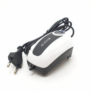 Pompa aer acvariu reglabila 120 lpH Boyu, ideala pentru oxigenarea acvariului. Pompe acvarii eficiente, silentioase si usor de utilizat. Beneficiati de eficienta si performanta cu Pompa aer acvariu reglabila 120 lpH Boyu, un model de pompa aer acvariu de exceptie produs de Boyu Industries. Aceasta pompa de aer este ideala pentru oxigenarea acvariului dumneavoastra, asigurand un mediu sanatos si prielnic pentru pesti. Design modern si durabil Pompa aer acvariu reglabila Boyu se remarca printr-un design nou, estetic si simplist, fiind confectionata din plastic ABS de inalta calitate, care garanteaza durabilitatea. Membrana este realizata din poliuretan, oferind o durata lunga de viata. Designul rezistent la apa IPX4 asigura functionarea optima atat in interior, cat si in exterior. Performanta si eficienta Aceasta pompa de aer pentru acvarii este echipata cu un dispozitiv electronic de reglare a debitului de aer, permitand ajustarea fluxului de aer in functie de necesitatile acvariului. Motorul de inalta calitate asigura un consum redus de energie electrica, doar 2,7 W, fiind astfel o solutie economica si ecologica. Silentioasa si puternica Sistemul de labirint intern al pompei reduce semnificativ zgomotul, facand-o una dintre cele mai silentioase pompe de aer pentru acvarii disponibile. Aceasta pompa are o iesire si un debit de aer de 2 litri pe minut (120 litri/ora), asigurand o oxigenare eficienta pentru acvarii de pana la 140 de litri. Caracteristici tehnice: Material: Plastic ABS Culoare: Alb si negru Model: CJY-2000 Consum de energie: 2,7 W Debit de aer: 2 litri pe minut (120 litri/ora) Presiune: 0,015 Mpa Dimensiuni: 156 x 83 x 78 mm Numar iesiri aer: 1 ​ Pompa aer acvariu reglabila 120 lpH Boyu este solutia perfecta pentru oricine cauta pompe acvarii de inalta calitate, eficiente si usor de utilizat. Asigurati-va ca acvariul dumneavoastra beneficiaza de oxigenarea necesara pentru a mentine pestii sanatosi si activi. Design rezistent la apă IPX4 ceea ce garantează buna funcționare a pompei de aer atat in interior cat și in exterior.
